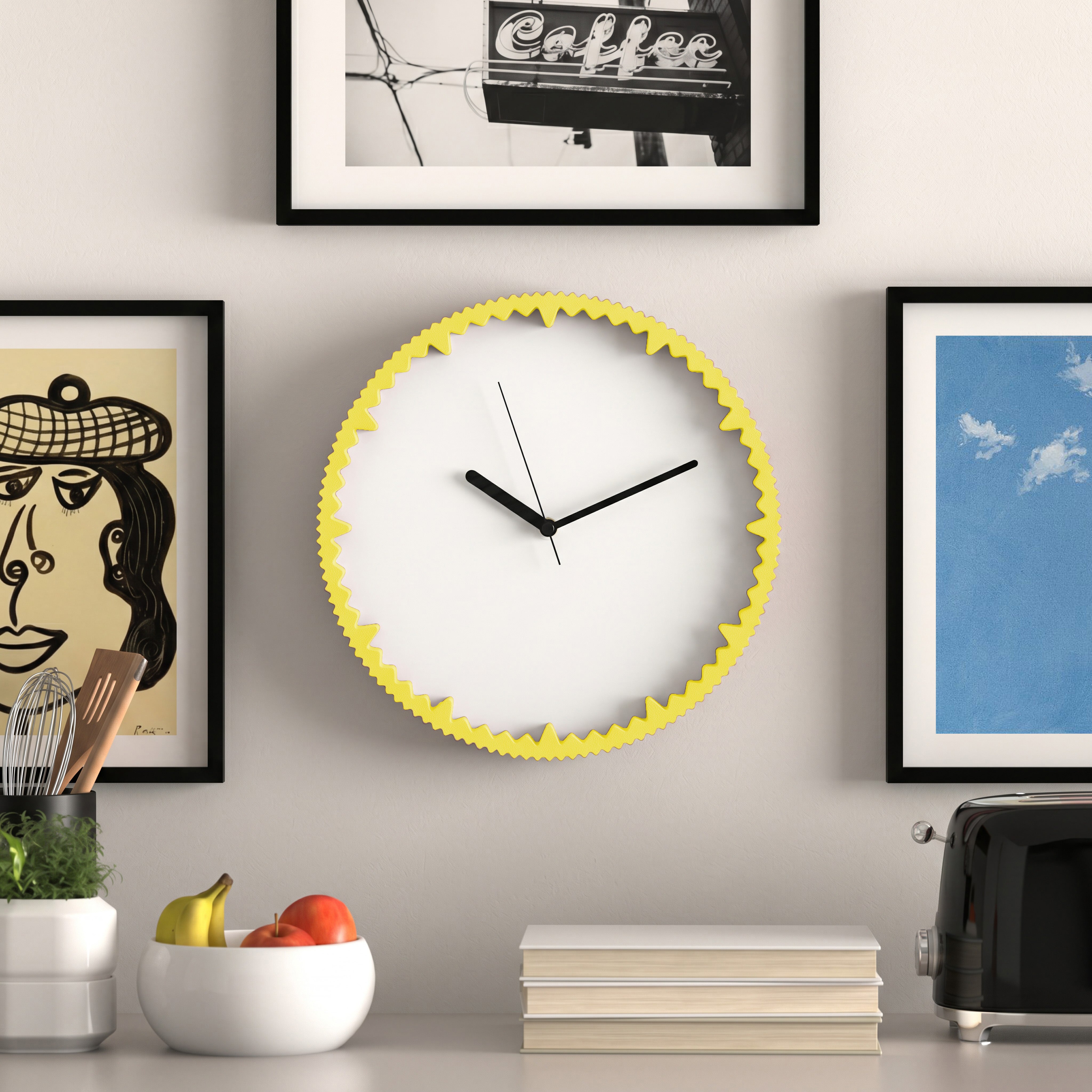 Moderne gelbe Wanduhr mit gezacktem Rand aus dem 3D Druck an Küchenwand mit Bilderrahmen #farbe_gelb