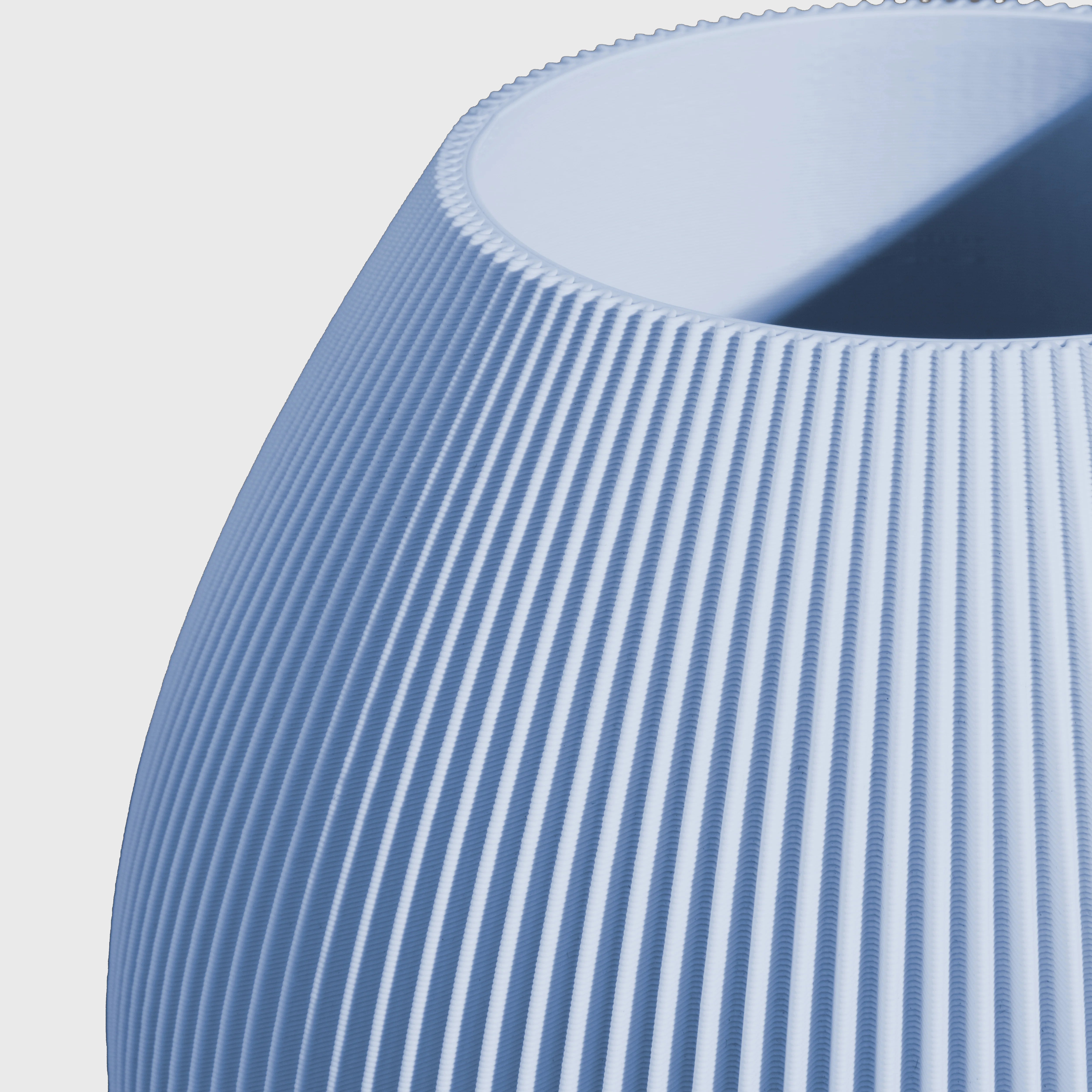 bauchige Vase RUND mit feiner Rillenstruktur in Nahaufnahme #farbe_pastellblau