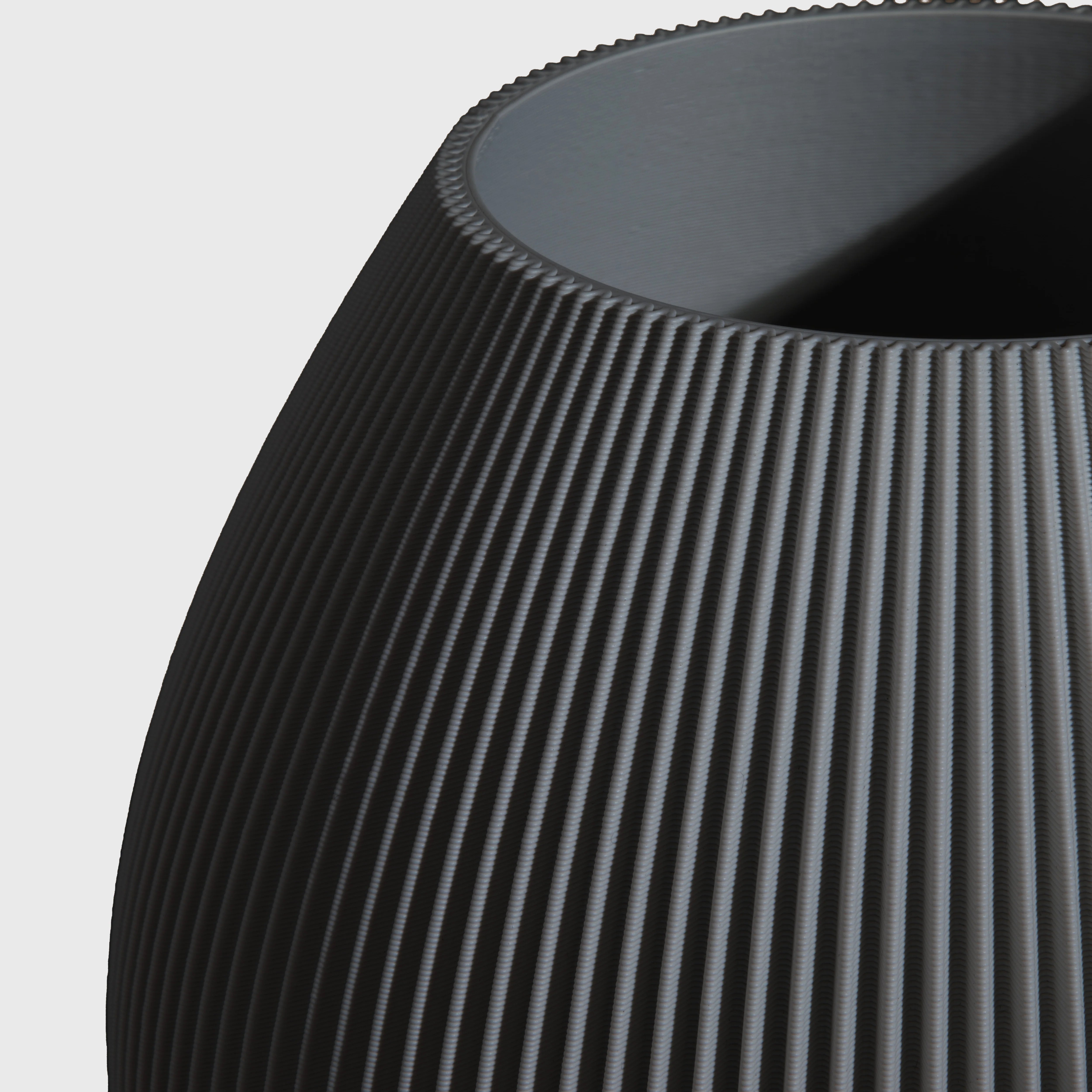 bauchige Vase RUND mit feiner Rillenstruktur in Nahaufnahme #farbe_schwarz