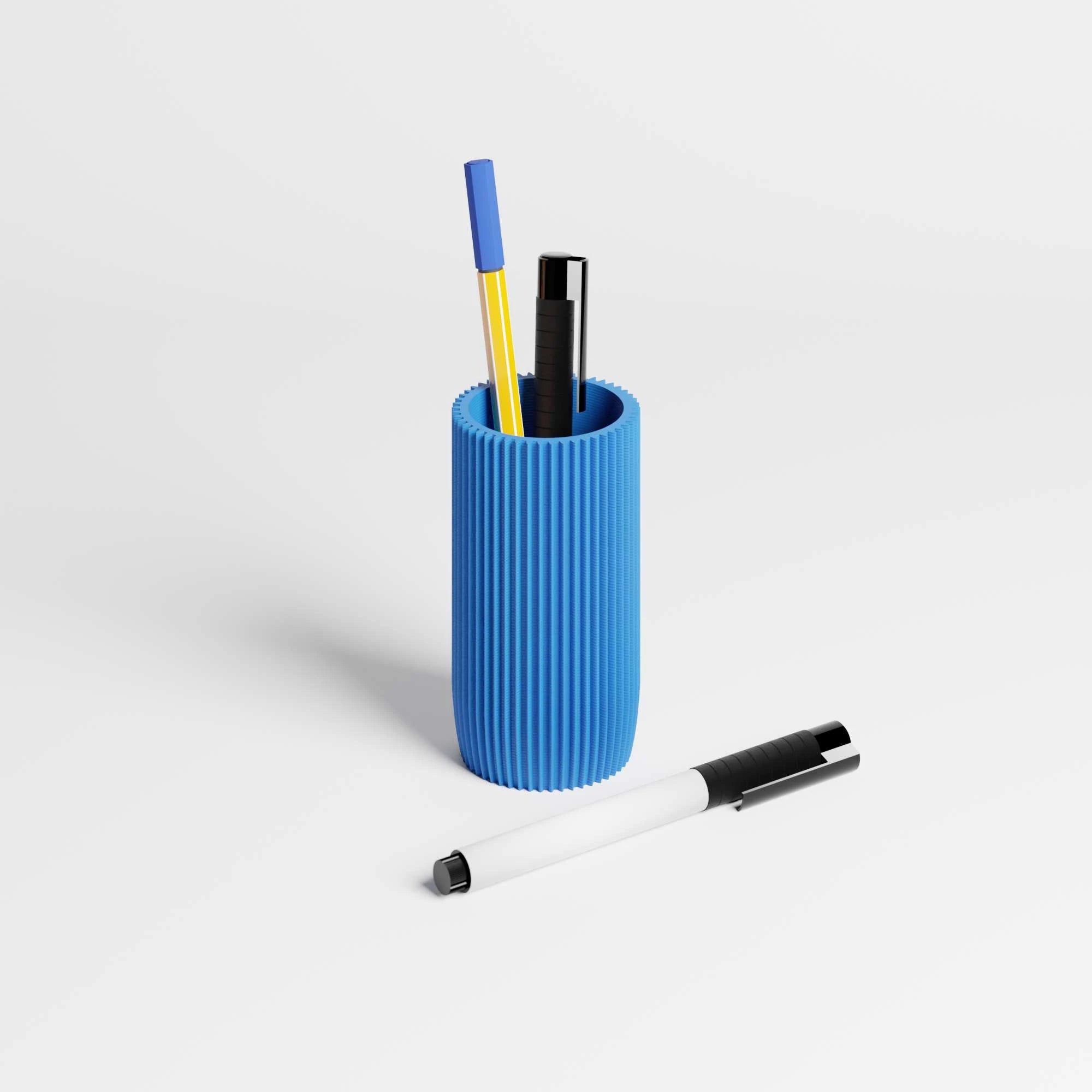 KORALLE Stiftehalter Modul EINS in blau aus dem 3D Druck mit Stiften vor weißem Hintergrund #farbe_blau