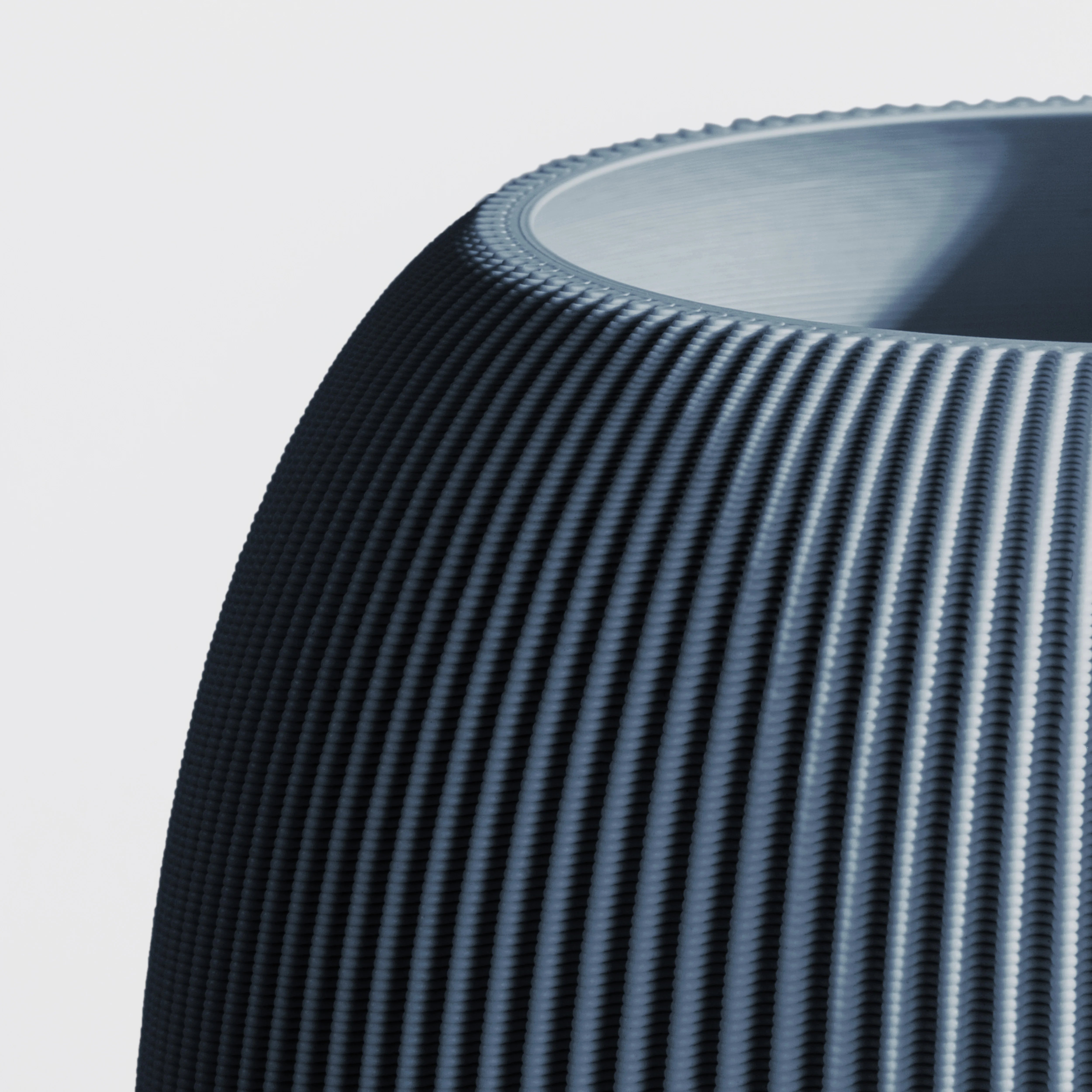 Vase PILLE aus 3D Druck mit feiner Rillenstruktur in Nahaufnahme #farbe_navyblau