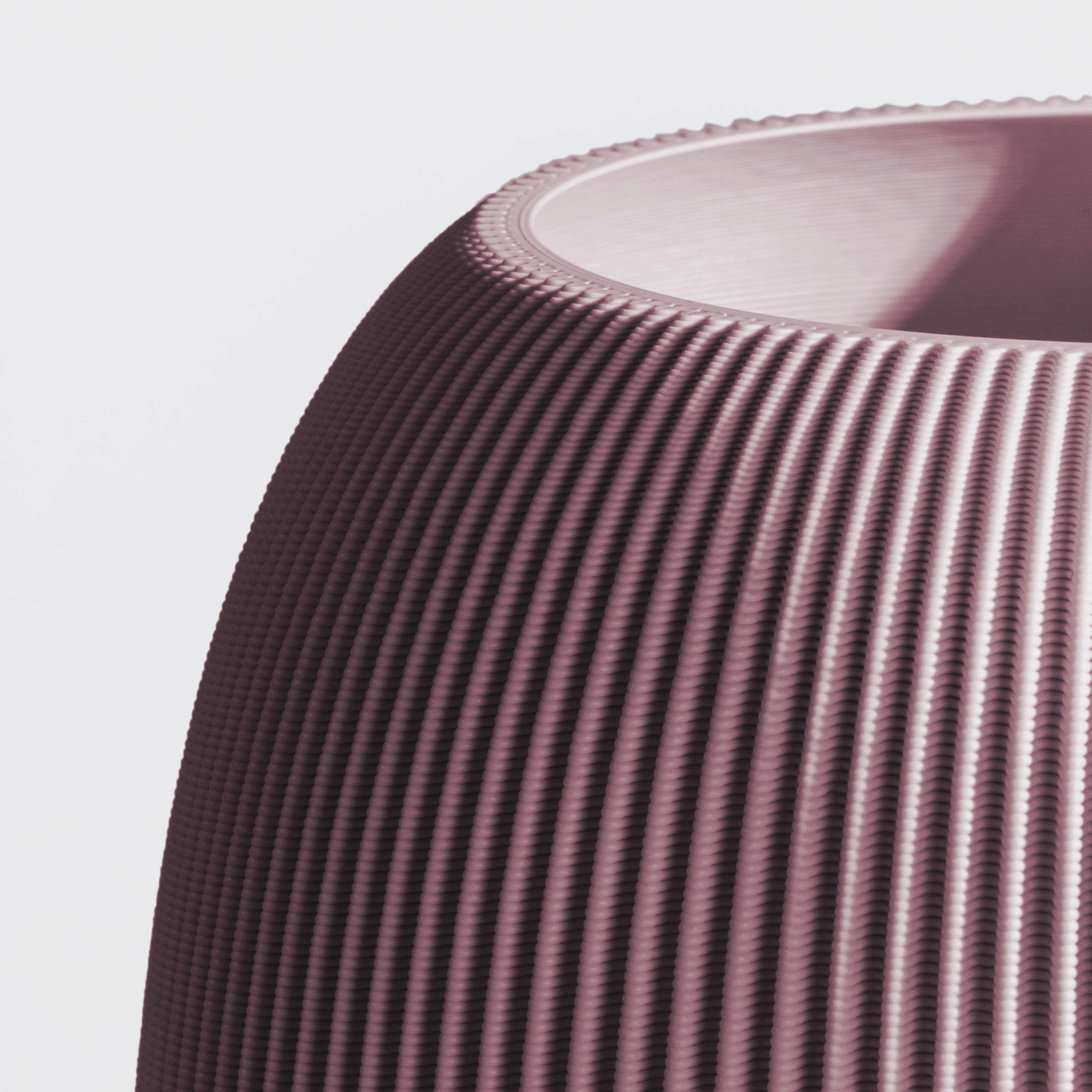 Vase PILLE aus 3D Druck mit feiner Rillenstruktur in Nahaufnahme #farbe_aschlila