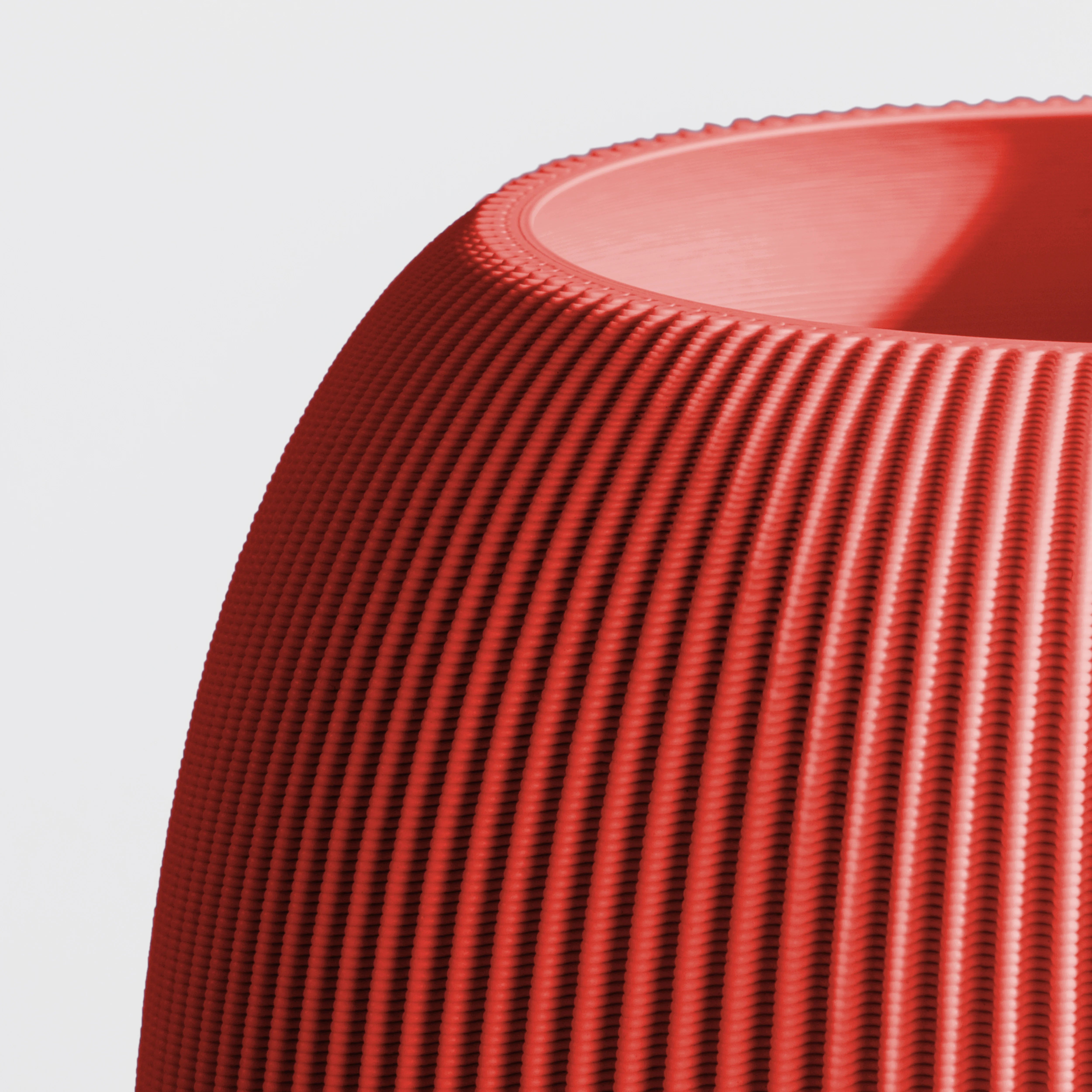 Vase PILLE aus 3D Druck mit feiner Rillenstruktur in Nahaufnahme #farbe_rot