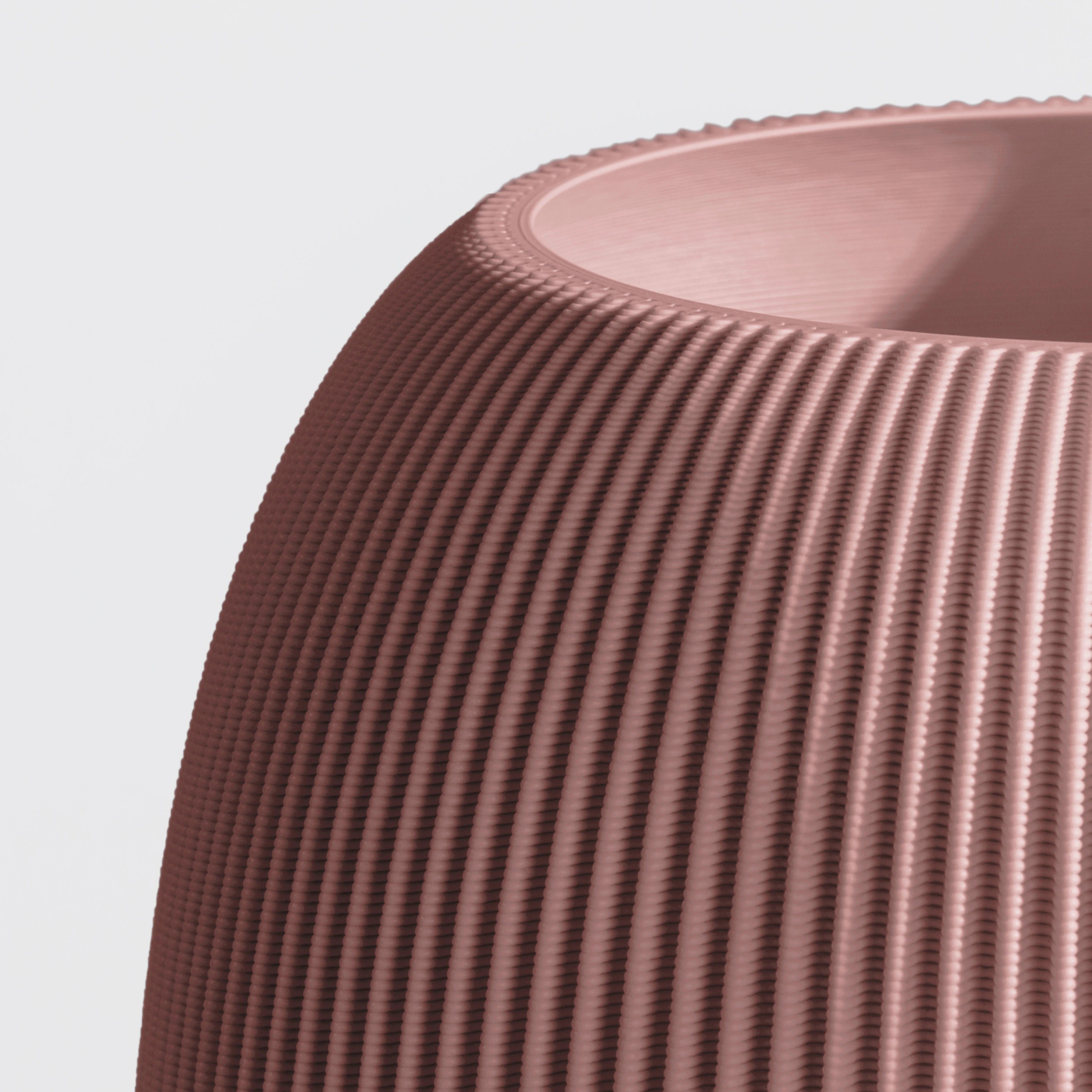Vase PILLE aus 3D Druck mit feiner Rillenstruktur in Nahaufnahme #farbe_terracotta