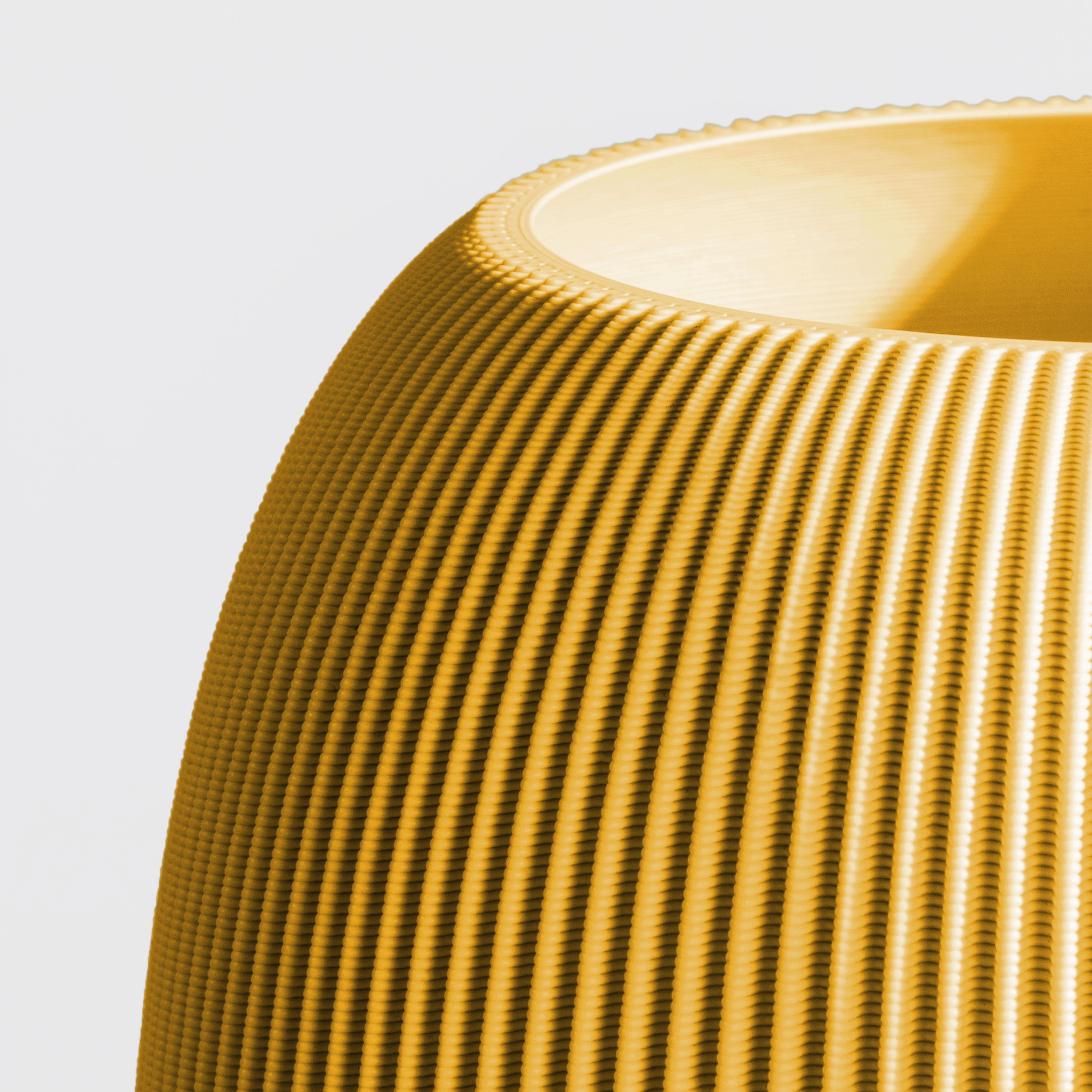 Vase PILLE aus 3D Druck mit feiner Rillenstruktur in Nahaufnahme #farbe_senfgelb