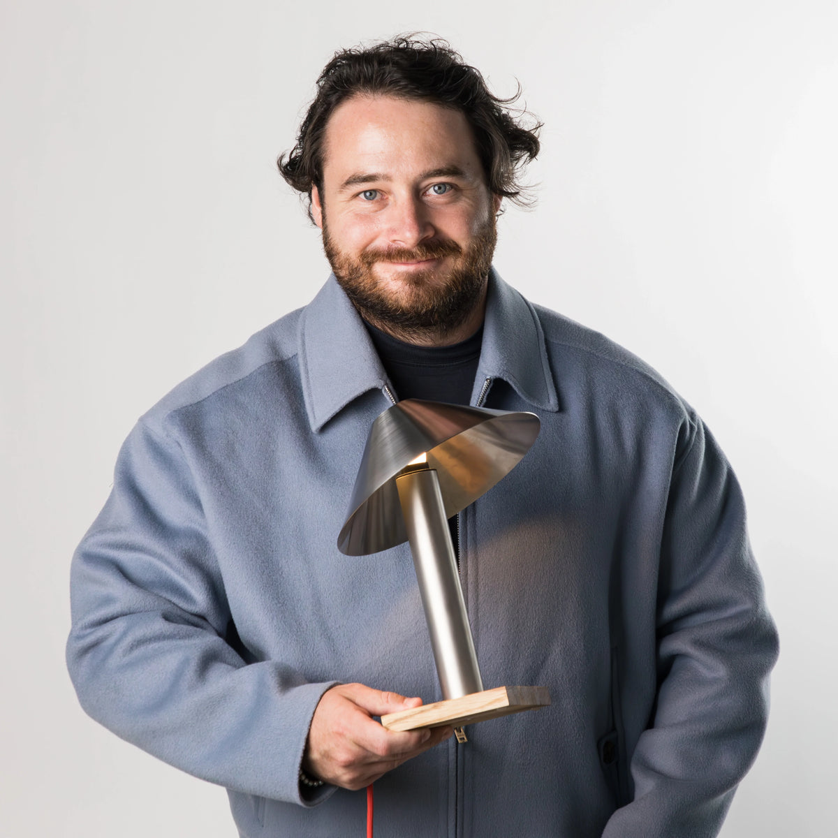 Mensch mit Tischleuchte in der Hand 