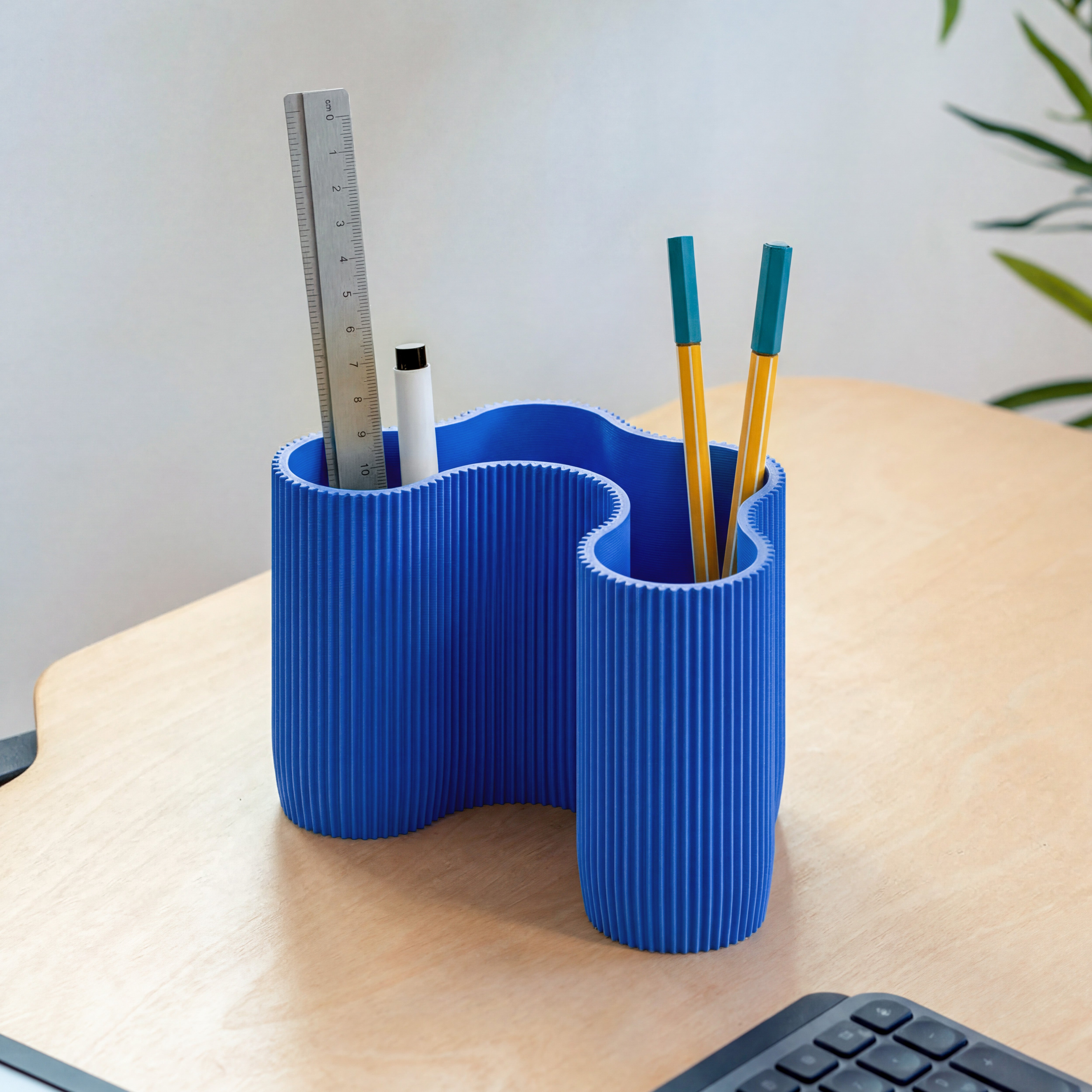 KORALLE Stiftehalter Modul vier in blau aus dem 3D Druck mit Lineal und Stiften am Schreibtisch #farbe_blau