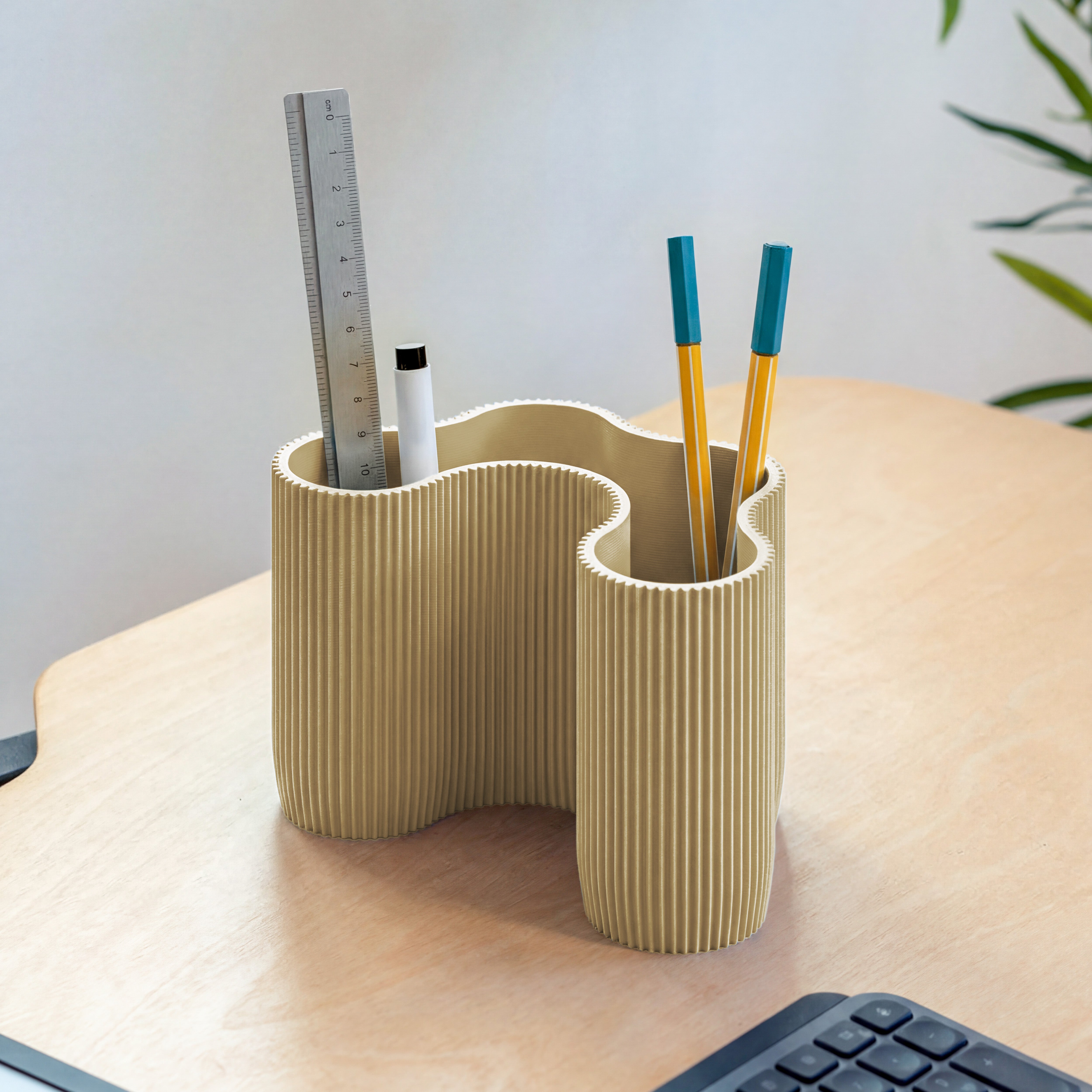 KORALLE Stiftehalter Modul vier  in beige aus dem 3D Druck mit Lineal und Stiften am Schreibtisch #farbe_beige