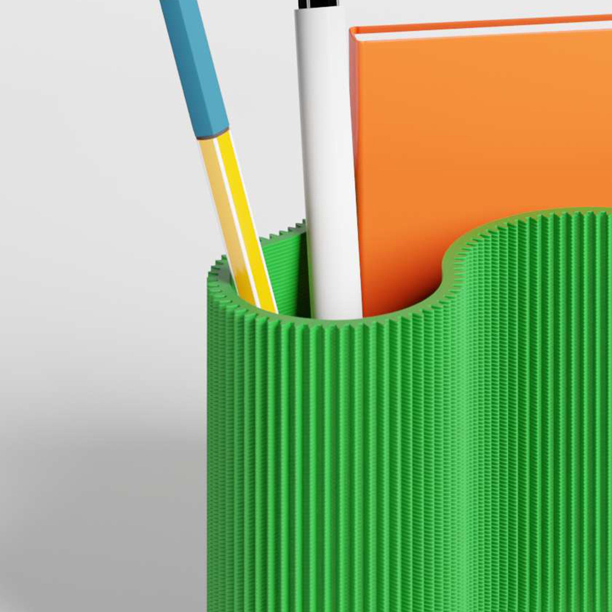 Detail des KORALLE Stiftehalters Modul DREI in grün aus dem 3D Druck mit Stift und Notizbuch #farbe_grün
