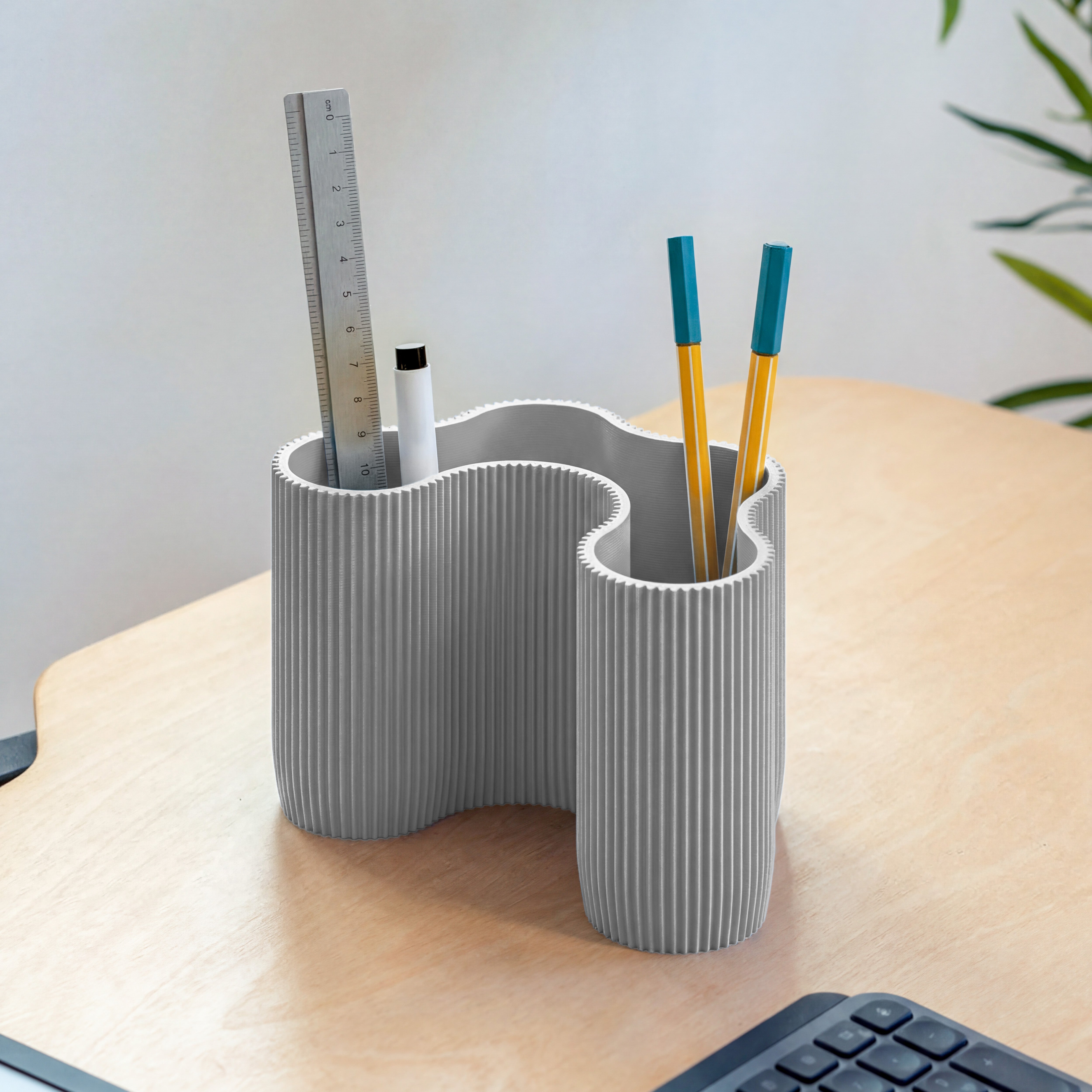 KORALLE Stiftehalter Modul vier in grau aus dem 3D Druck mit Lineal und Stiften am Schreibtisch #farbe_hellgrau