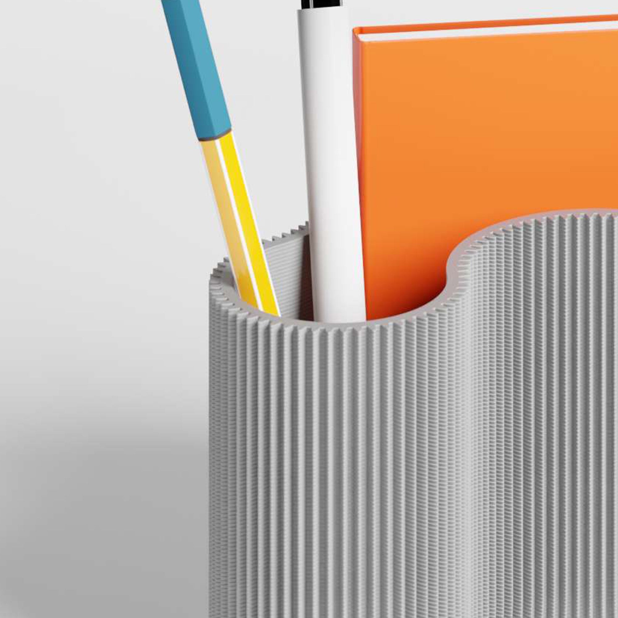 Detail des KORALLE Stiftehalters Modul DREI in hellgrau aus dem 3D Druck mit Stift und Notizbuch #farbe_hellgrau