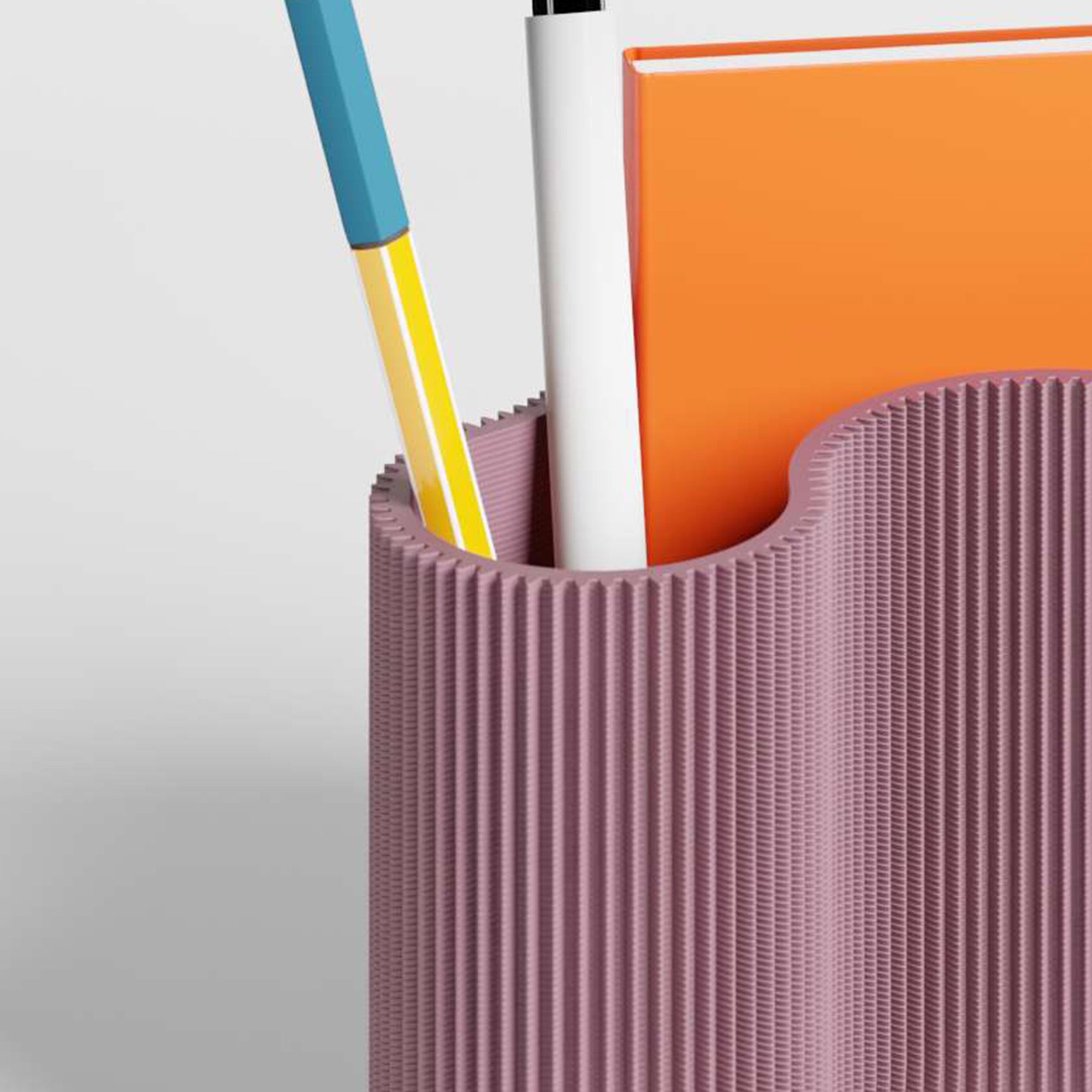 Detail des KORALLE Stiftehalters Modul DREI in lila aus dem 3D Druck mit Stift und Notizbuch #farbe_aschlila