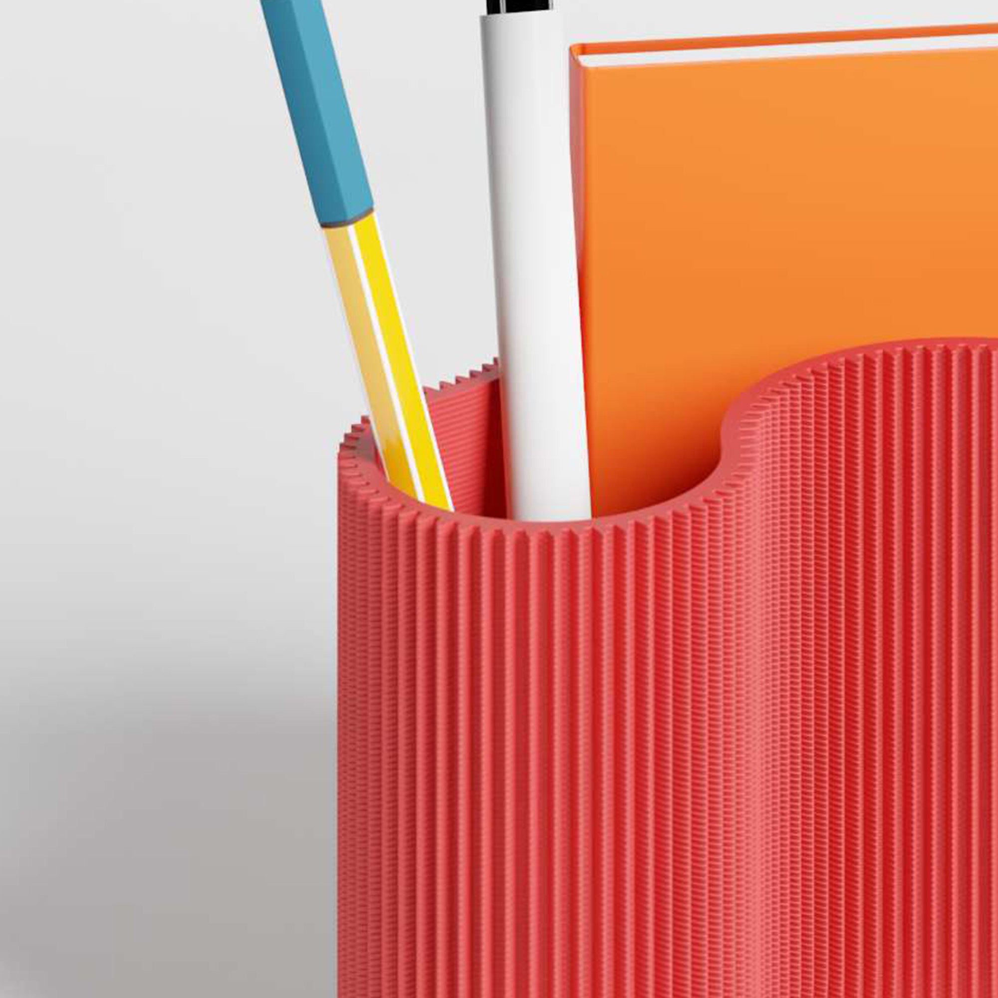 Detail des KORALLE Stiftehalters Modul DREI in rot aus dem 3D Druck mit Stift und Notizbuch #farbe_rot