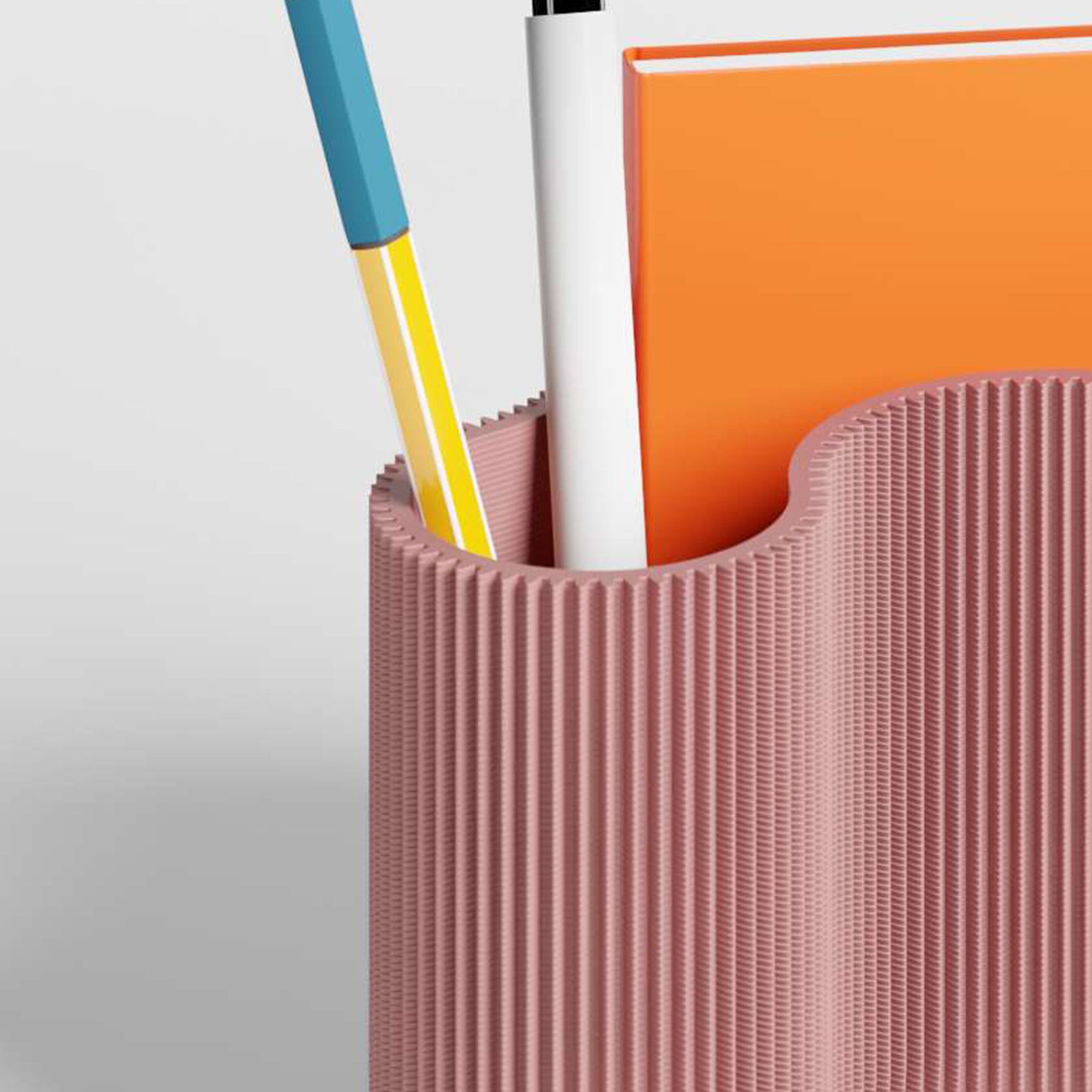 Detail des KORALLE Stiftehalters Modul DREI in terracotta aus dem 3D Druck mit Stift und Notizbuch #farbe_terracotta