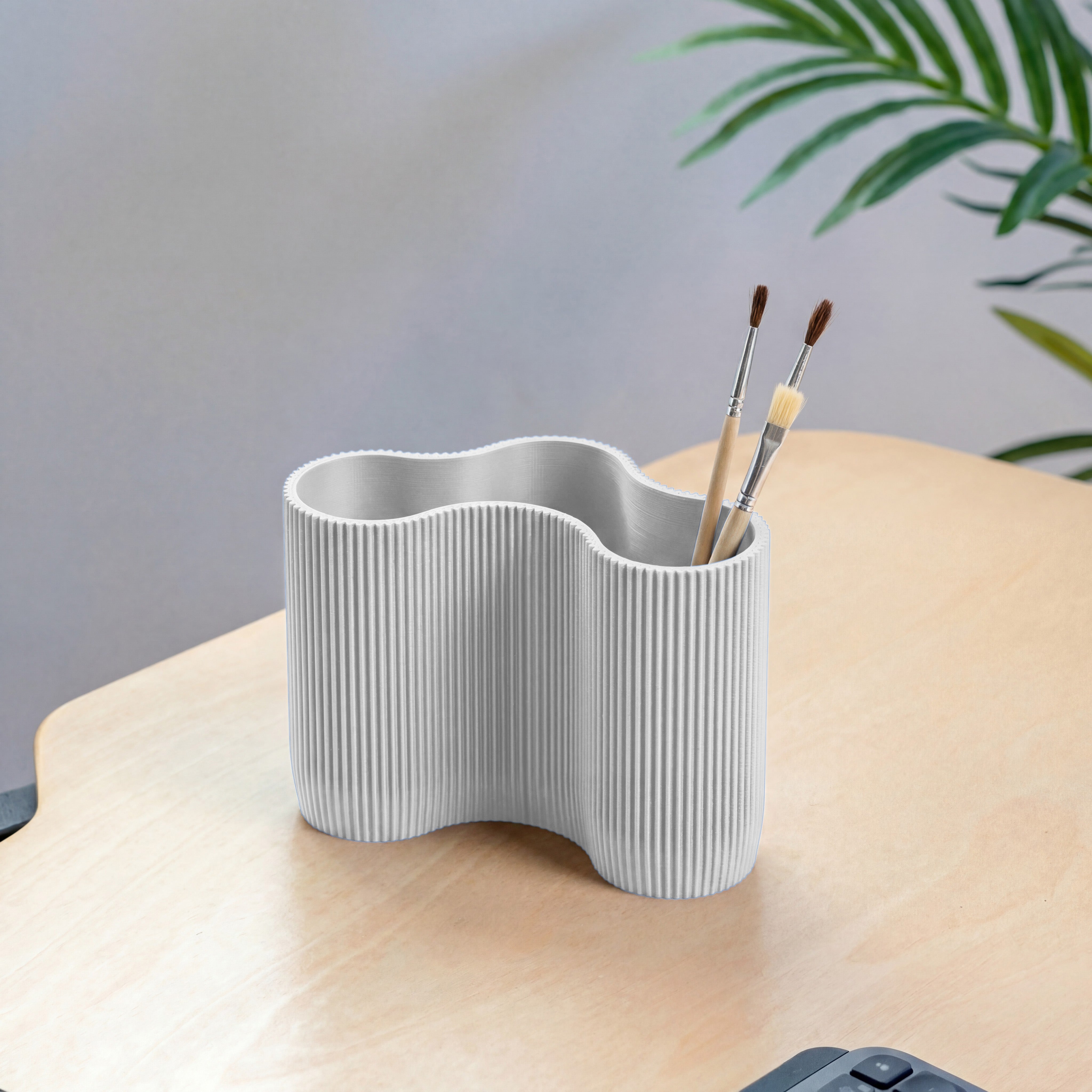 KORALLE Stiftehalter Modul DREI in weiß aus dem 3D Druck mit Pinseln auf hellem Schreibtisch #farbe_weiß