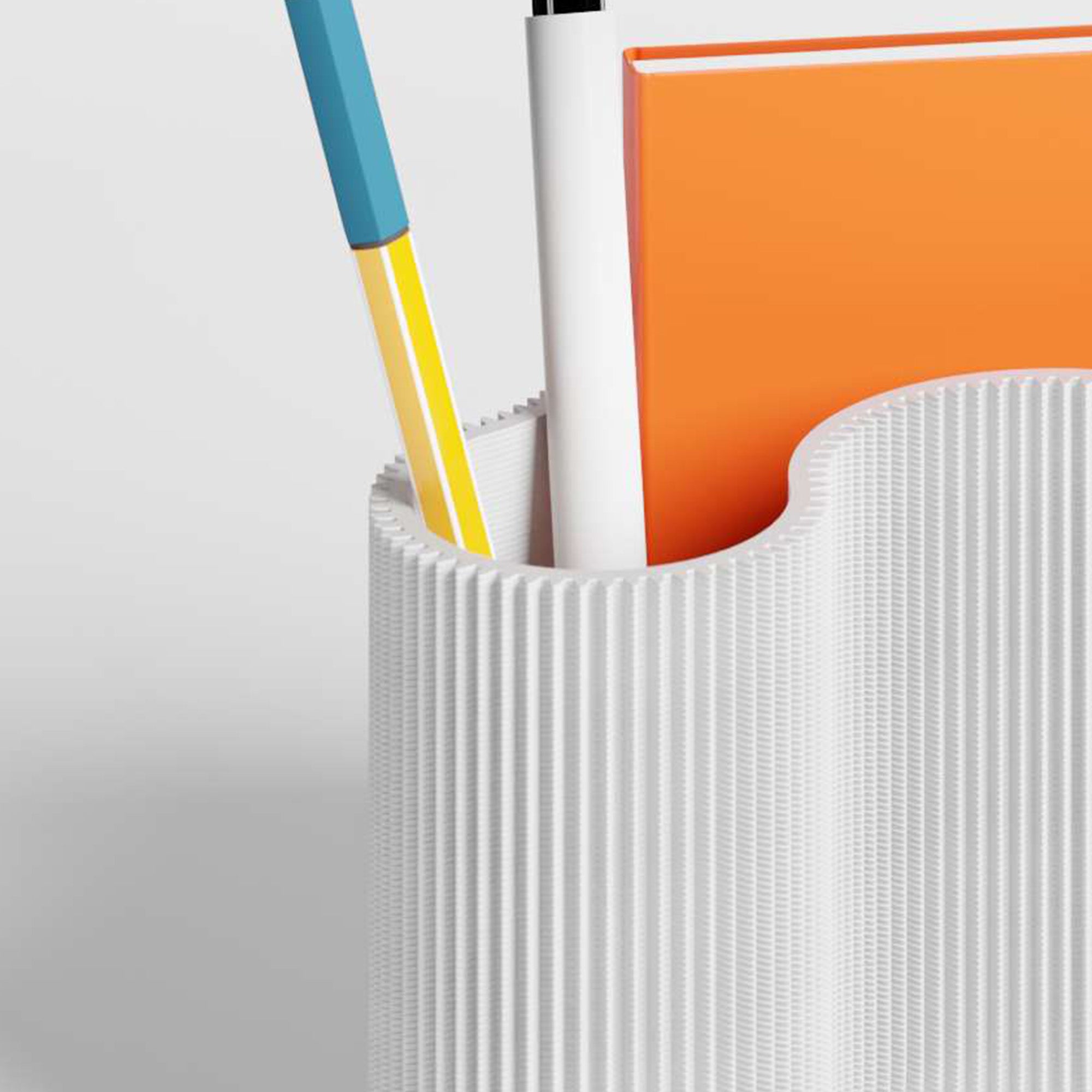Detail des KORALLE Stiftehalters Modul DREI in weiß aus dem 3D Druck mit Stift und Notizbuch #farbe_weiß