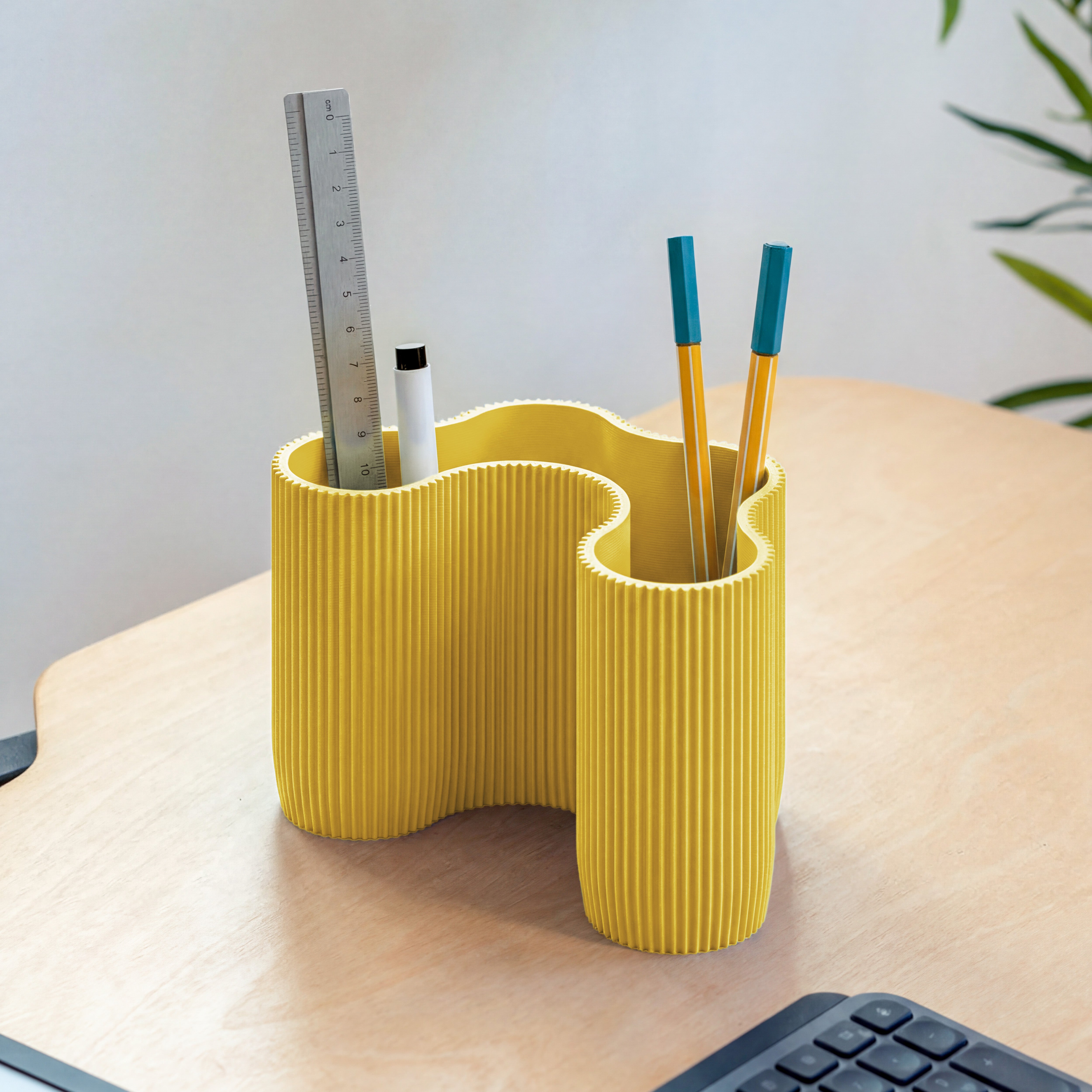 KORALLE Stiftehalter Modul vier in gelb aus dem 3D Druck mit Lineal und Stiften am Schreibtisch #farbe_gelb