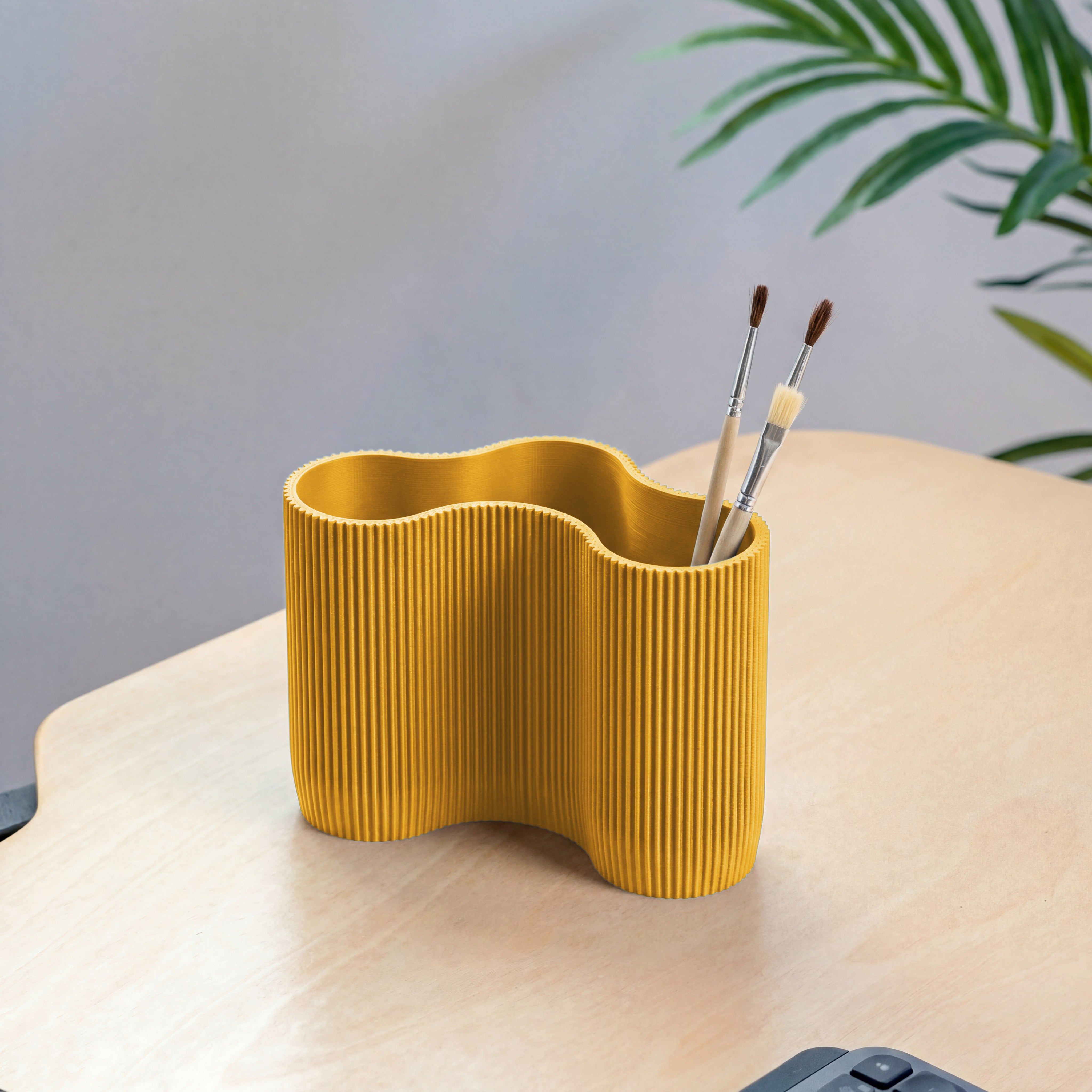 KORALLE Stiftehalter Modul DREI in senfgelb aus dem 3D Druck mit Pinseln auf hellem Schreibtisch #farbe_senfgelb