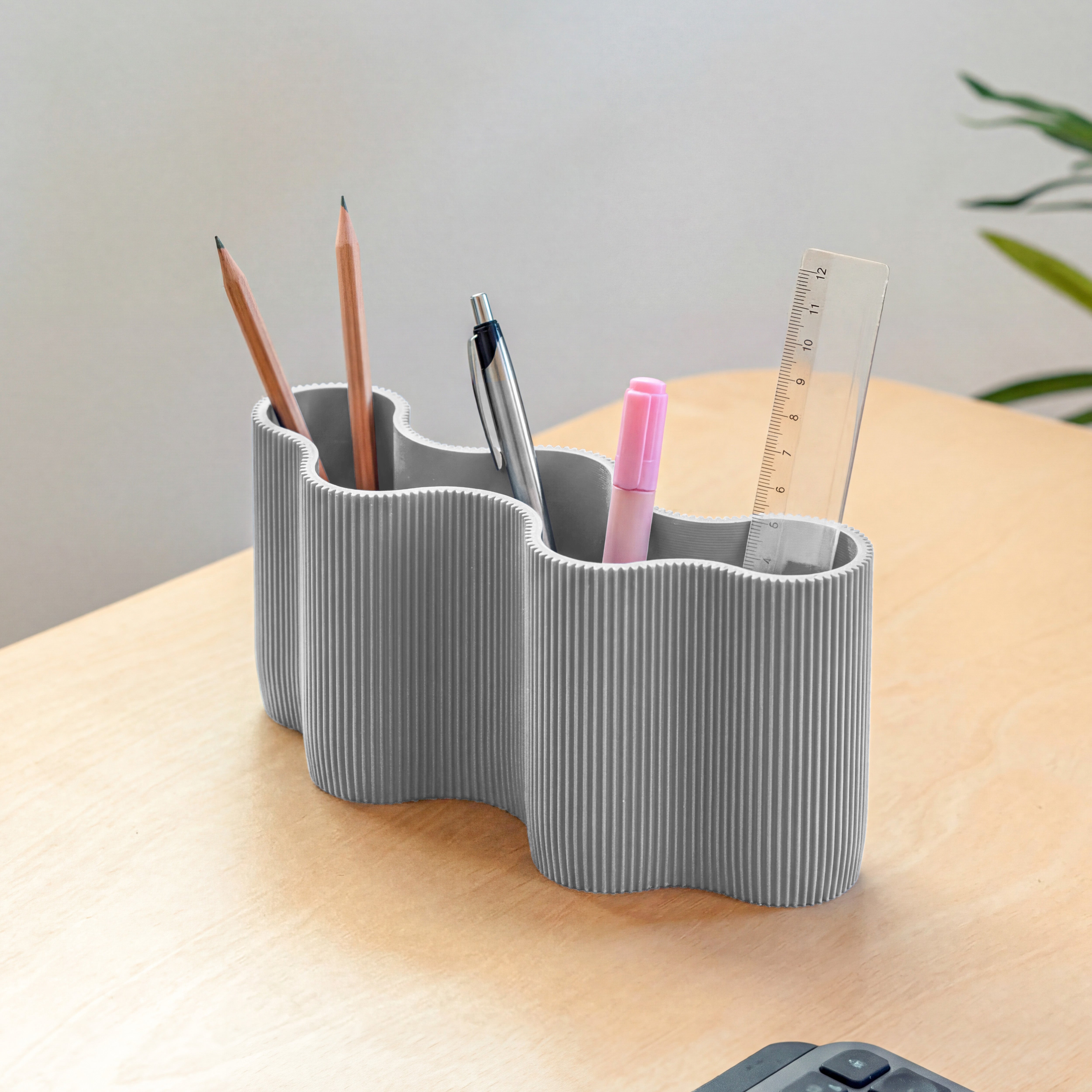 Stiftehalter KORALLE Modul FÜNF in grau aus dem 3D Druck mit Stiften auf dem Schreibtisch #farbe_hellgrau