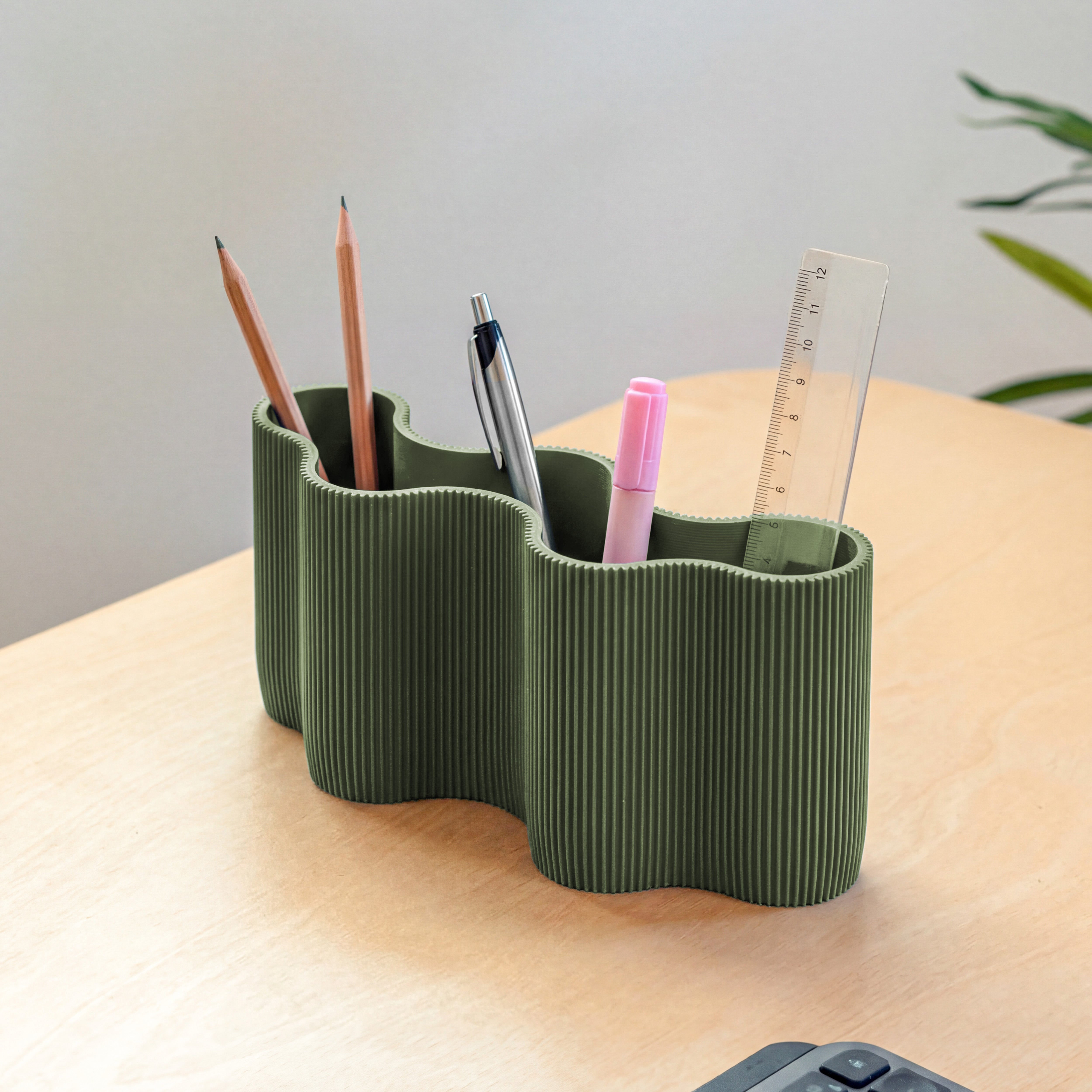 Stiftehalter KORALLE Modul FÜNF in olivgrün aus dem 3D Druck mit Stiften auf dem Schreibtisch #farbe_olivgrün
