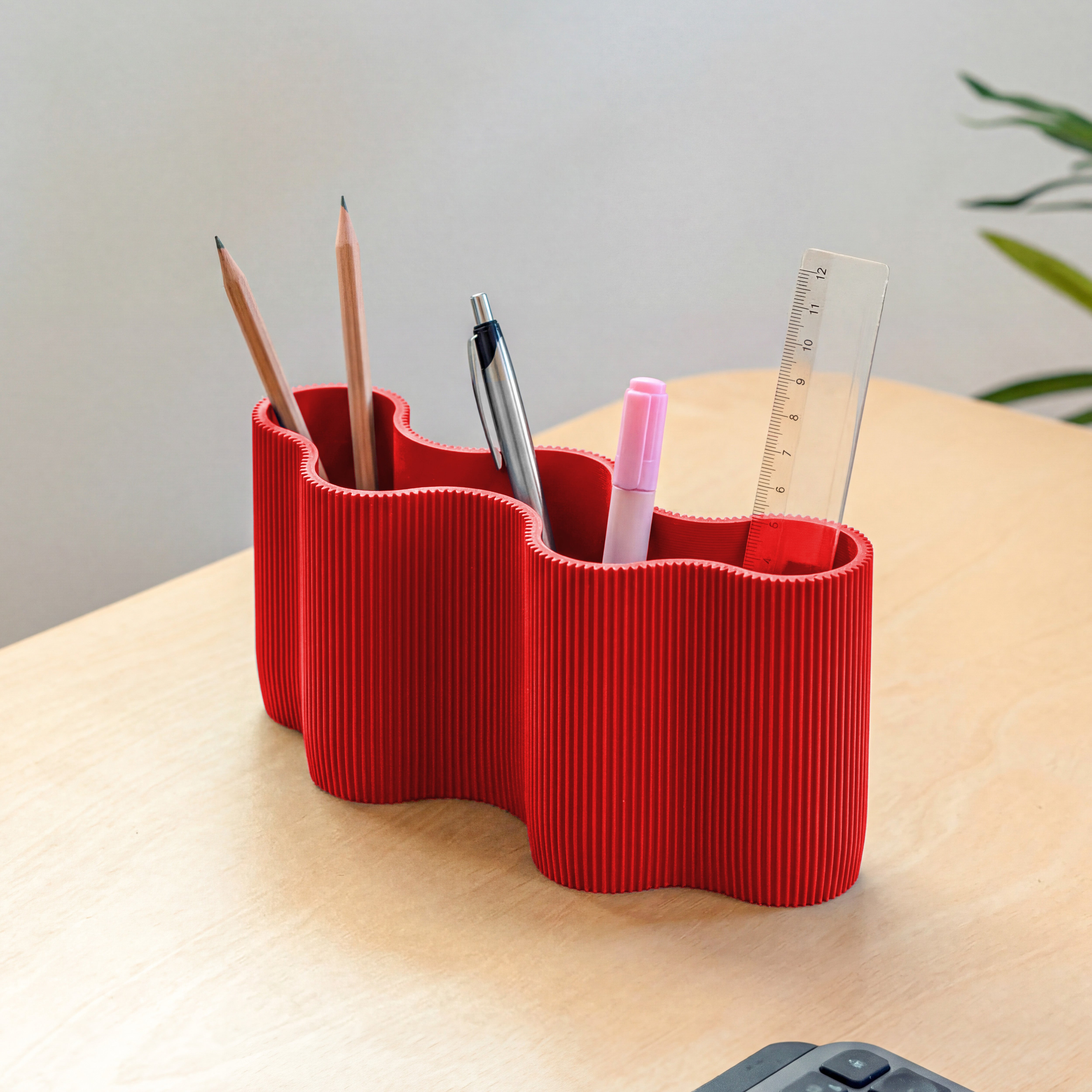 Stiftehalter KORALLE Modul FÜNF in rot aus dem 3D Druck mit Stiften auf dem Schreibtisch #farbe_rot