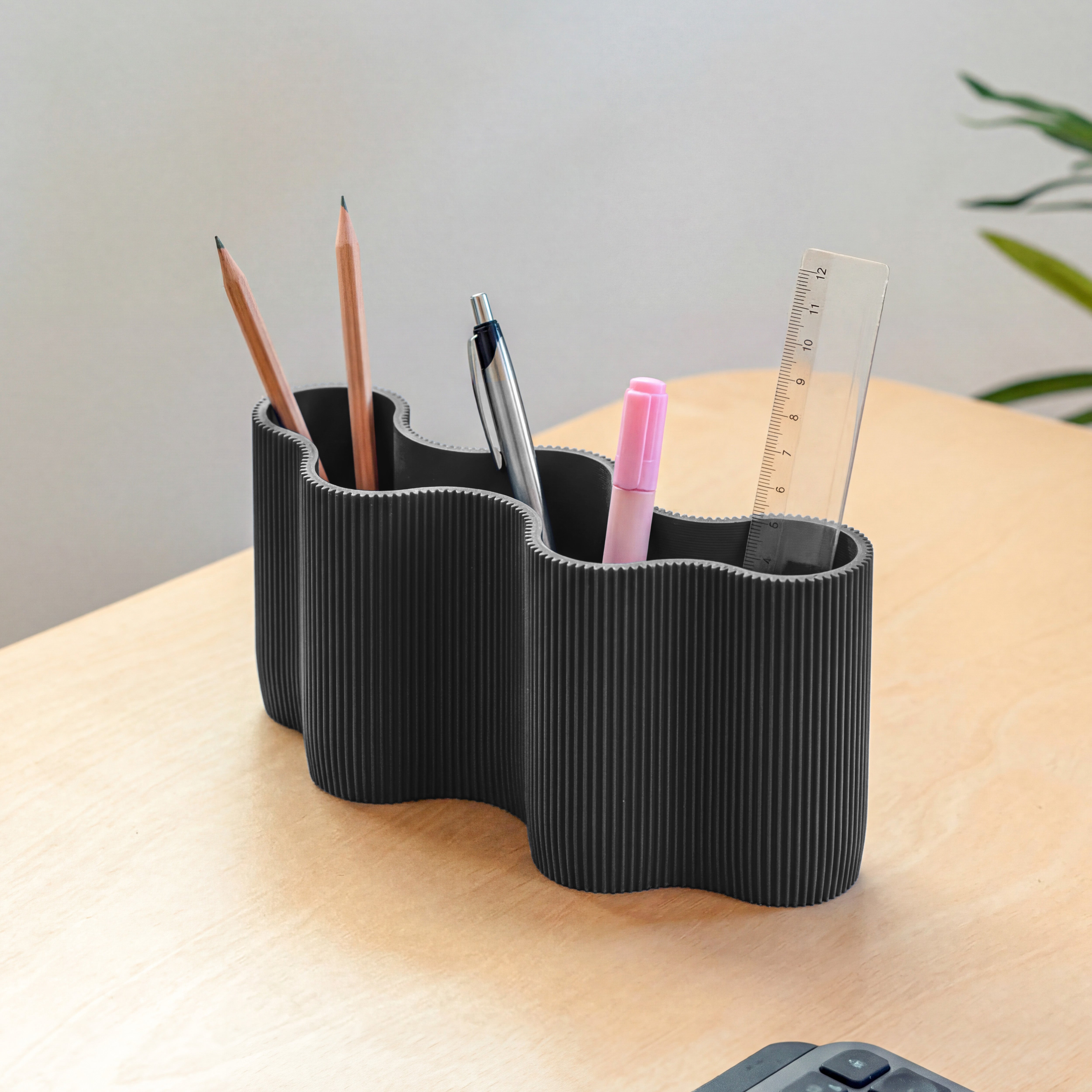 Stiftehalter KORALLE Modul FÜNF in Schwarz aus dem 3D Druck mit Stiften auf dem Schreibtisch #farbe_schwarz