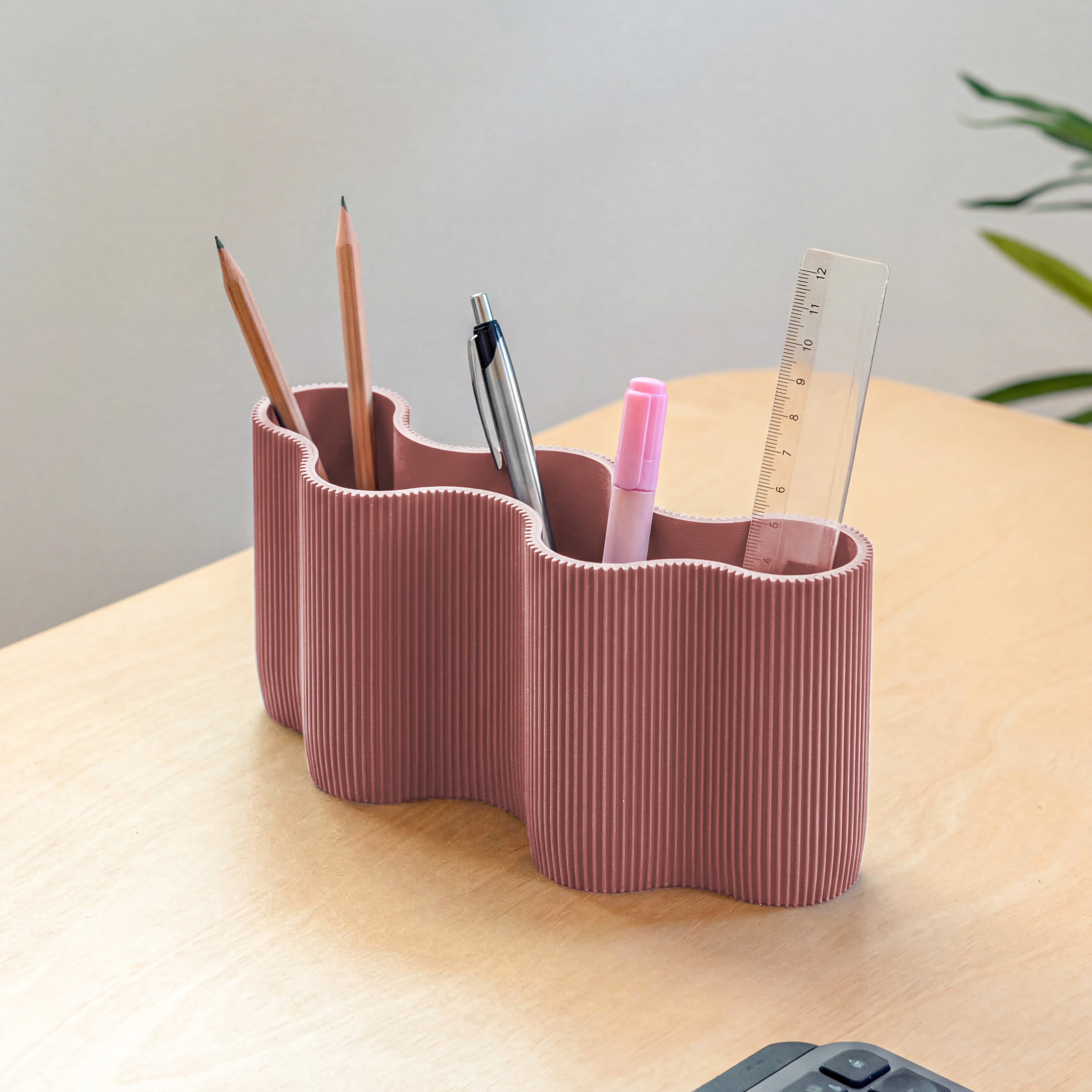 Stiftehalter KORALLE Modul FÜNF in terracotta aus dem 3D Druck mit Stiften auf dem Schreibtisch #farbe_terracotta