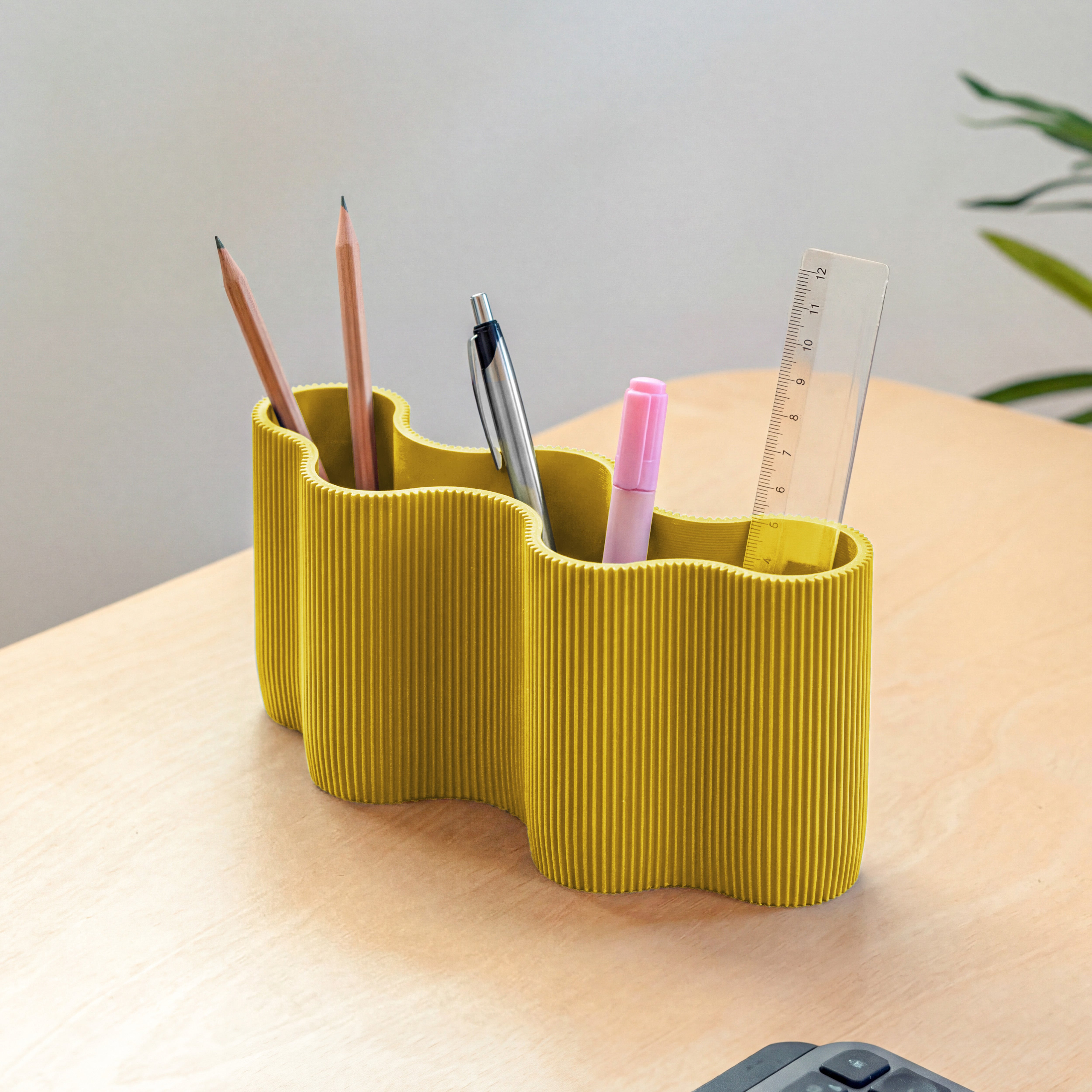 Stiftehalter KORALLE Modul FÜNF in gelb aus dem 3D Druck mit Stiften auf dem Schreibtisch #farbe_gelb