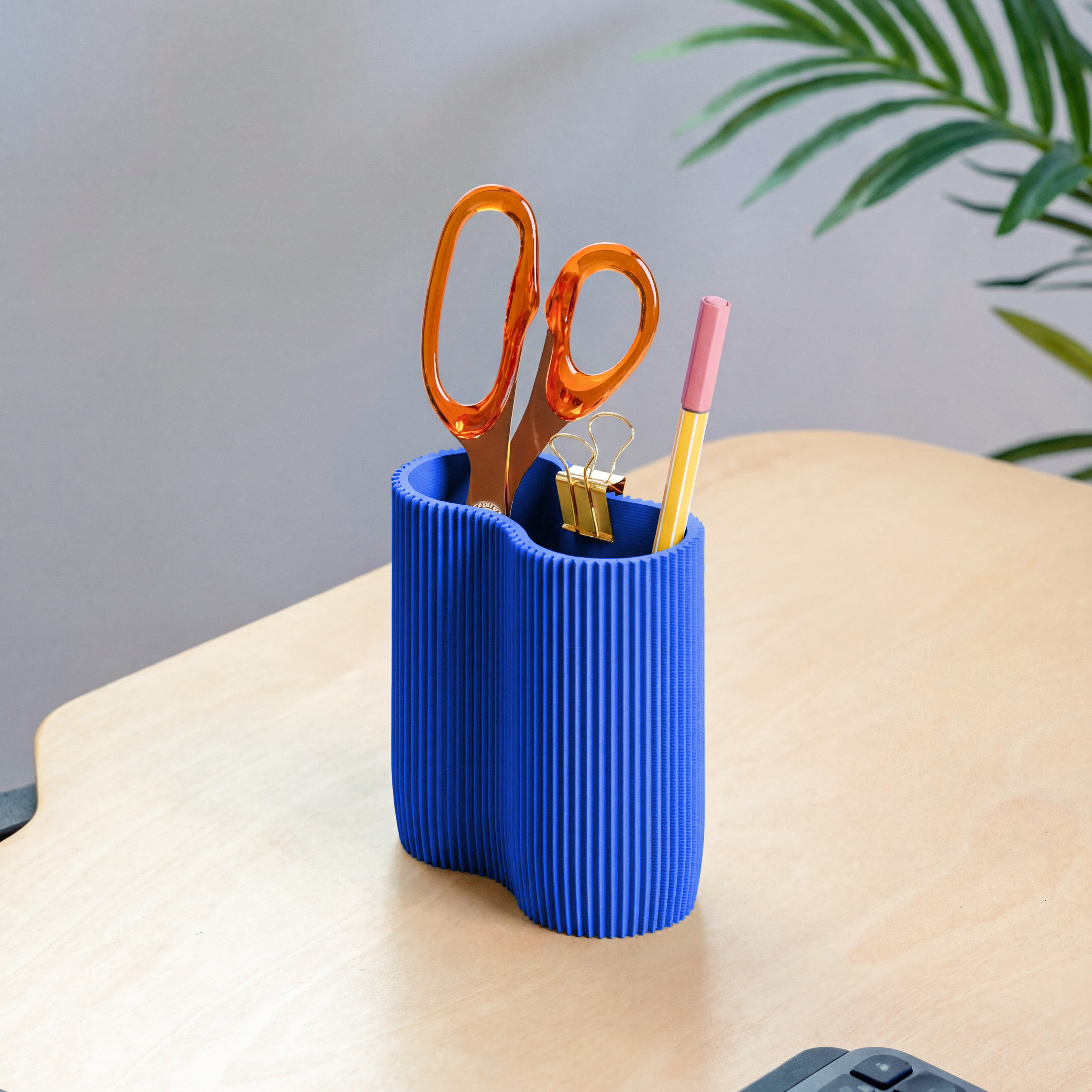 KORALLE Stiftehalter Modul ZWEI in blau aus dem 3D Druck mit Schere und Stiften am Schreibtisch #farbe_blau