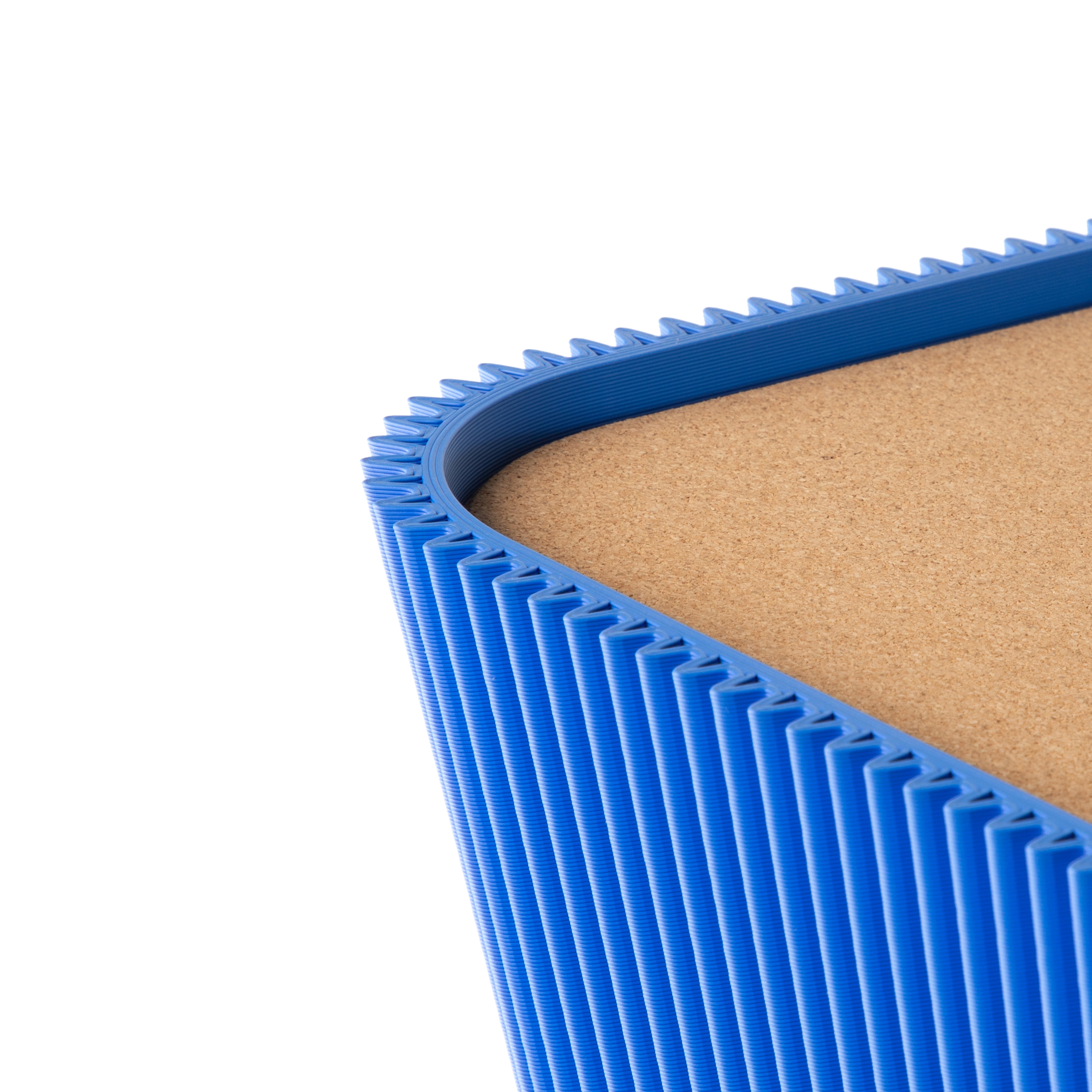 Detail der geriffelten Ecke und Korkoberfläche vom Beistelltisch Pyramide in blau #farbe_blau