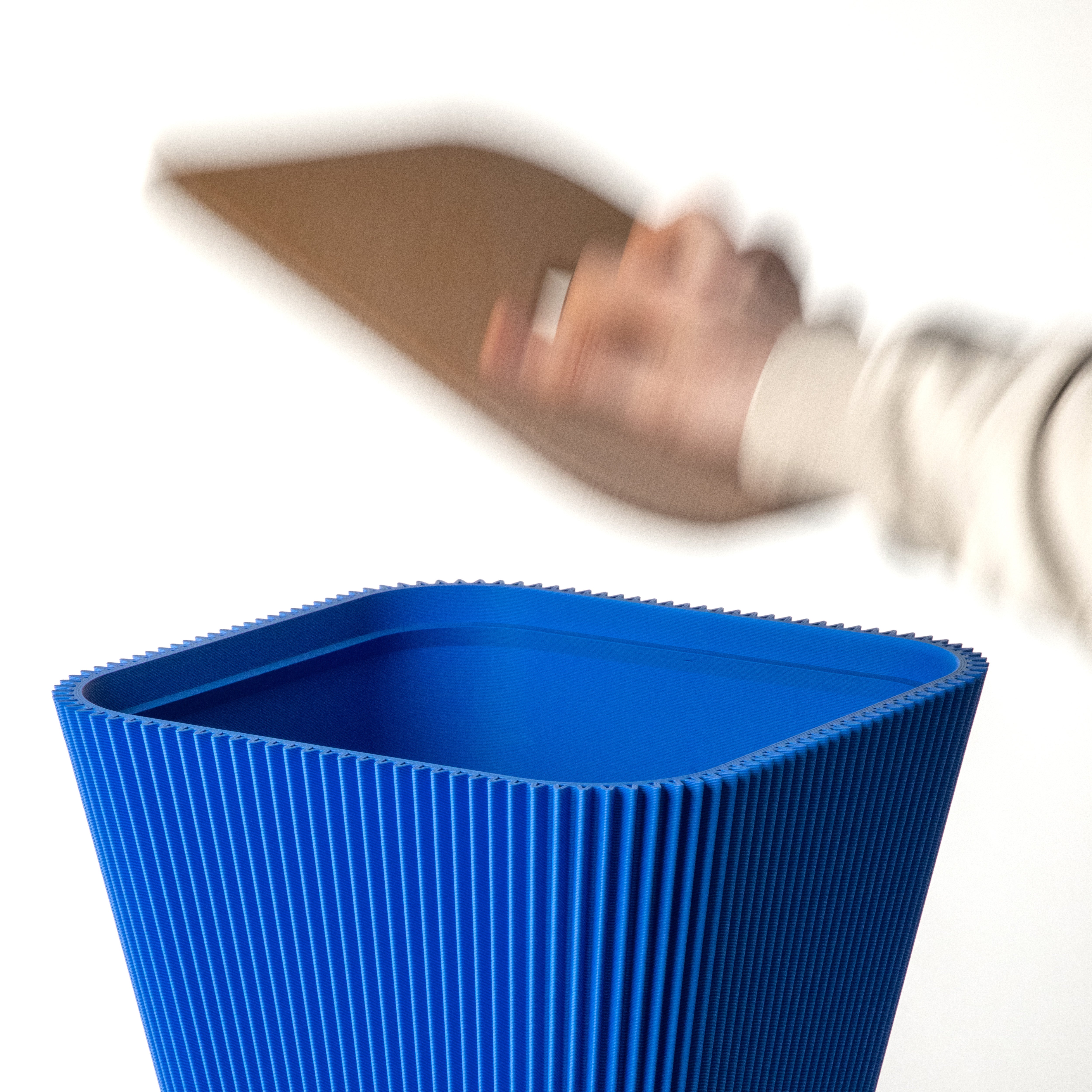 Beistelltisch Pyramide in blau aus dem 3D Druck mit abgenommenem Korkdeckel und Stauraum #farbe_blau