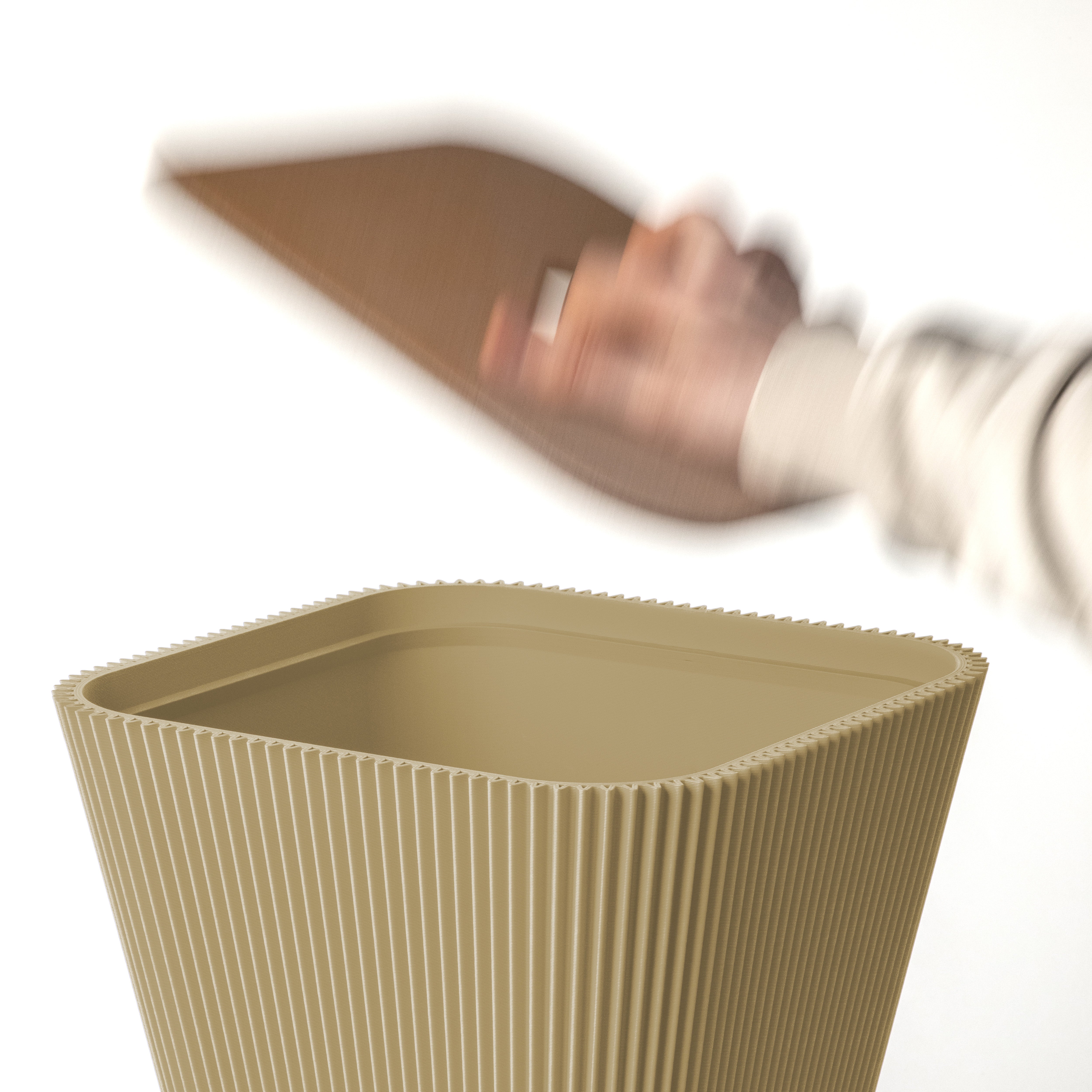 Beistelltisch Pyramide in beige aus dem 3D Druck mit abgenommenem Korkdeckel und Stauraum #farbe_beige