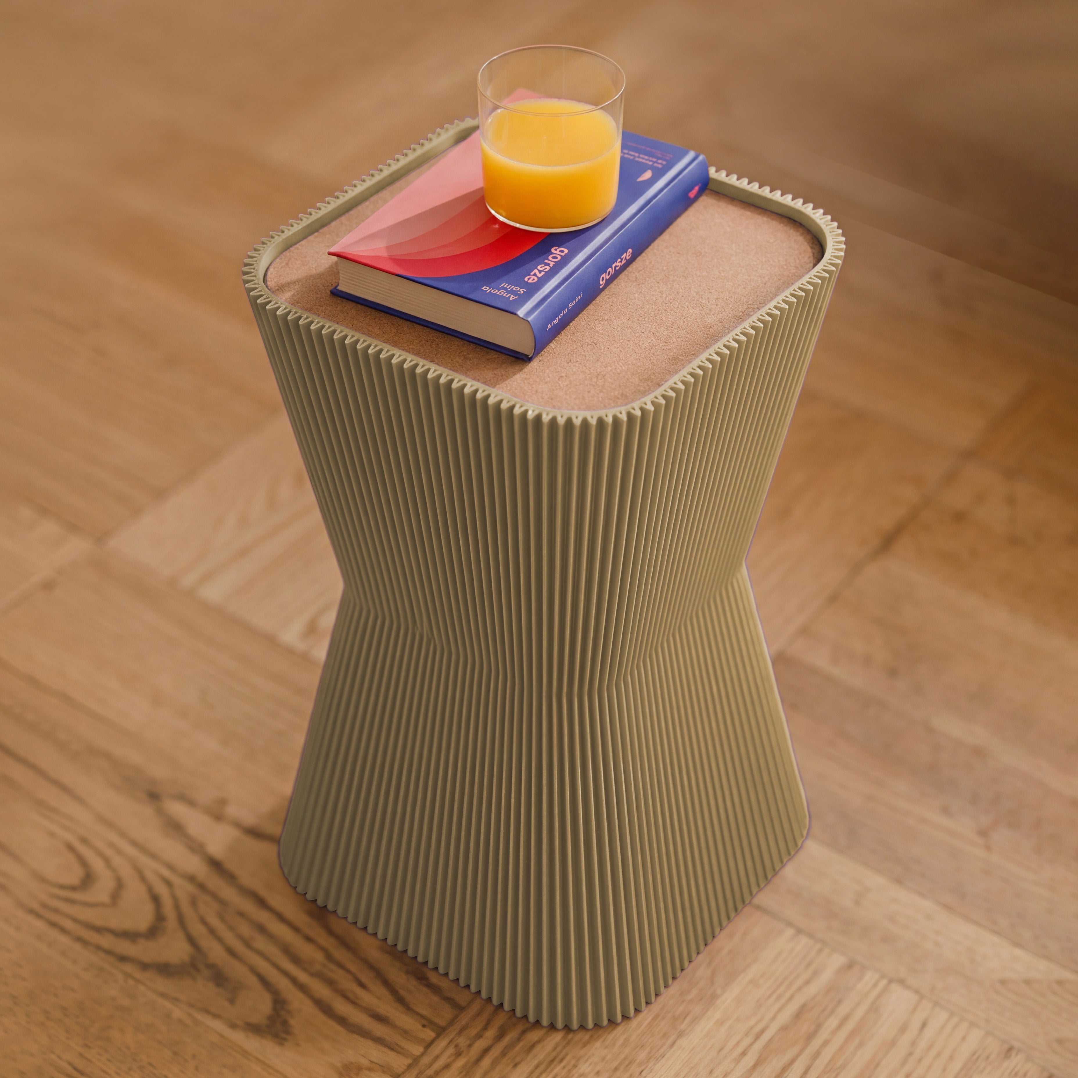 Beistelltisch Pyramide in beige aus dem 3D Druck mit Buch und Orangensaft auf dem Korkdeckel #farbe_beige