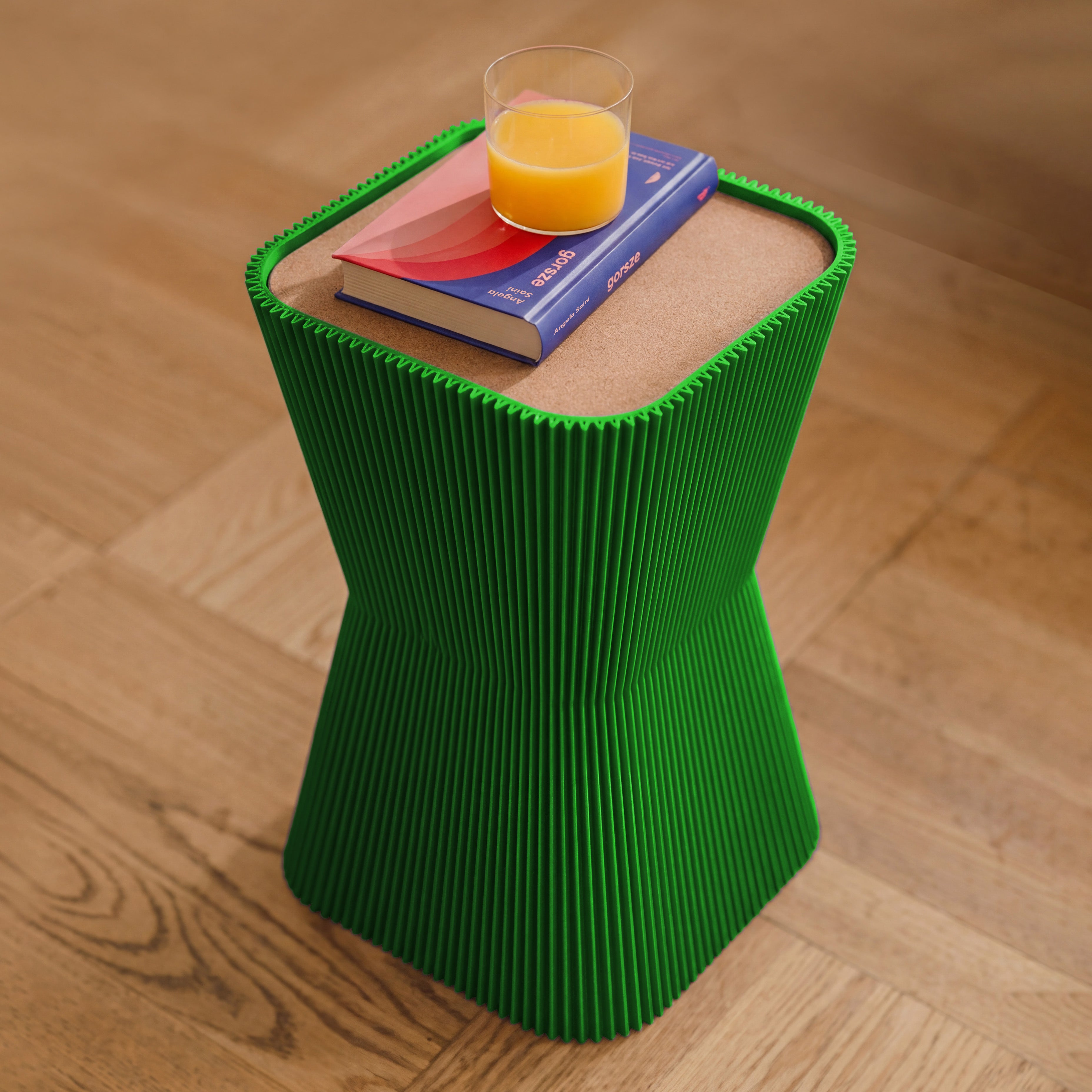 Beistelltisch Pyramide in grün aus dem 3D Druck mit Buch und Orangensaft auf dem Korkdeckel #farbe_grün