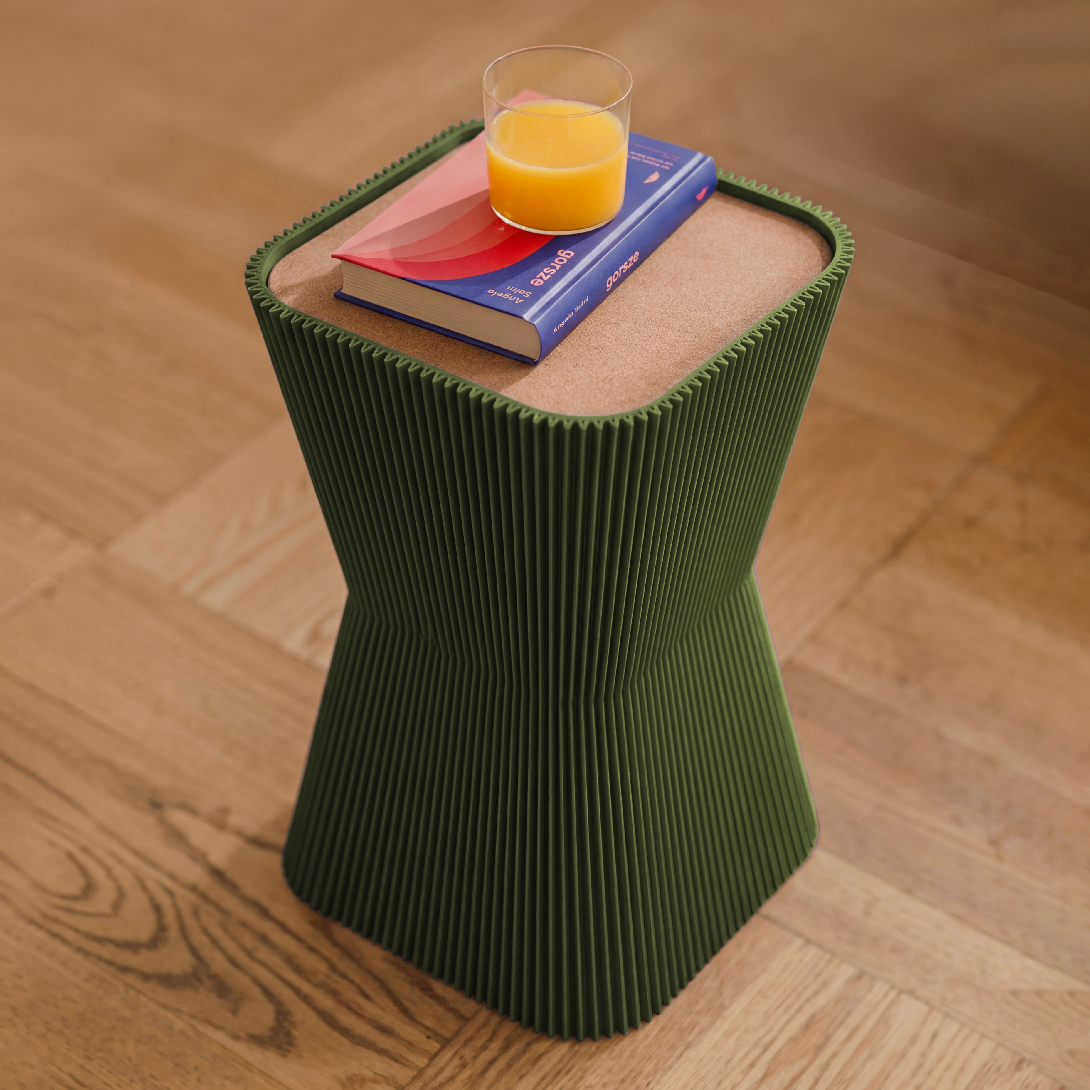 Beistelltisch Pyramide in olivgrün aus dem 3D Druck mit Buch und Orangensaft auf dem Korkdeckel #farbe_olivgrün