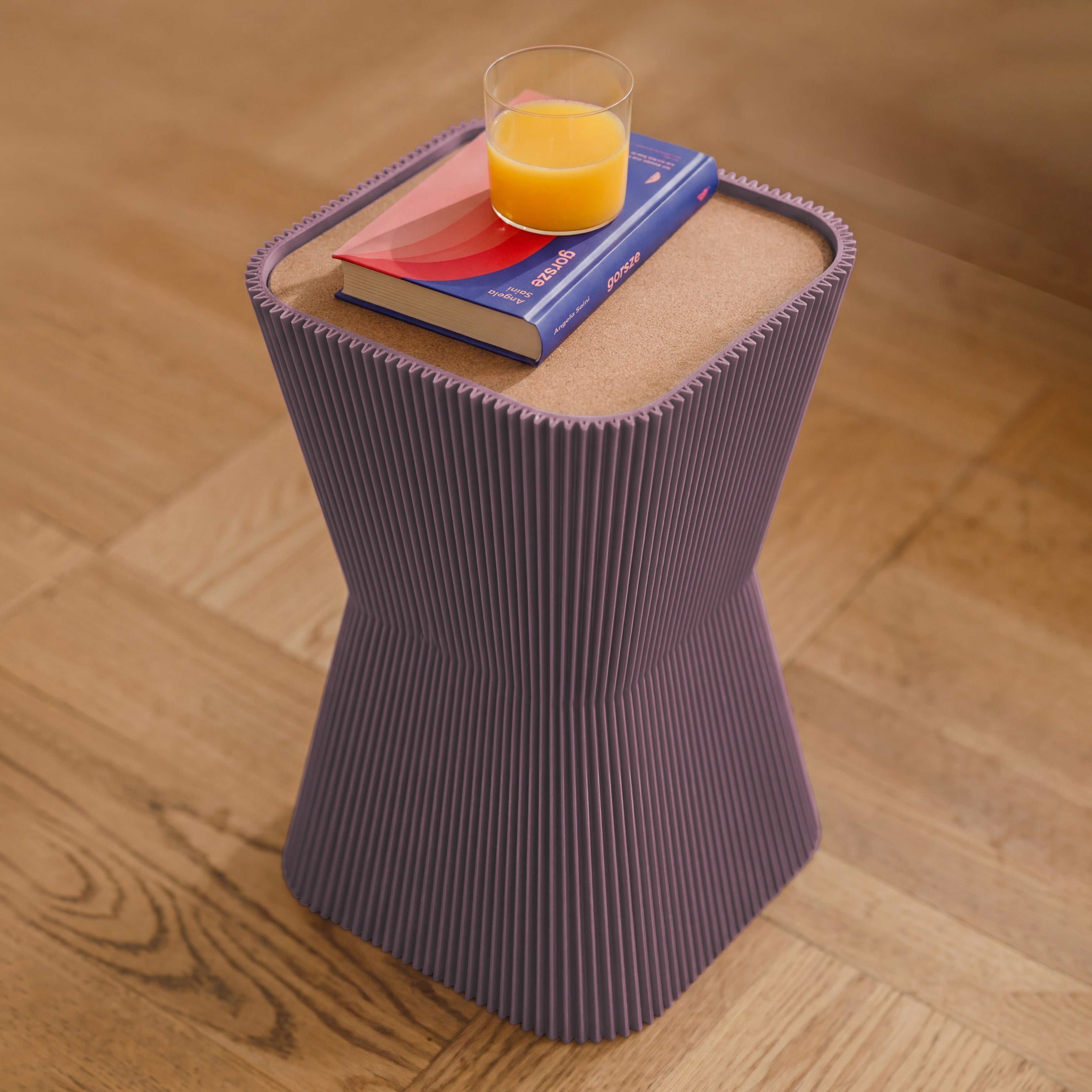 Beistelltisch Pyramide in lila aus dem 3D Druck mit Buch und Orangensaft auf dem Korkdeckel #farbe_aschlila