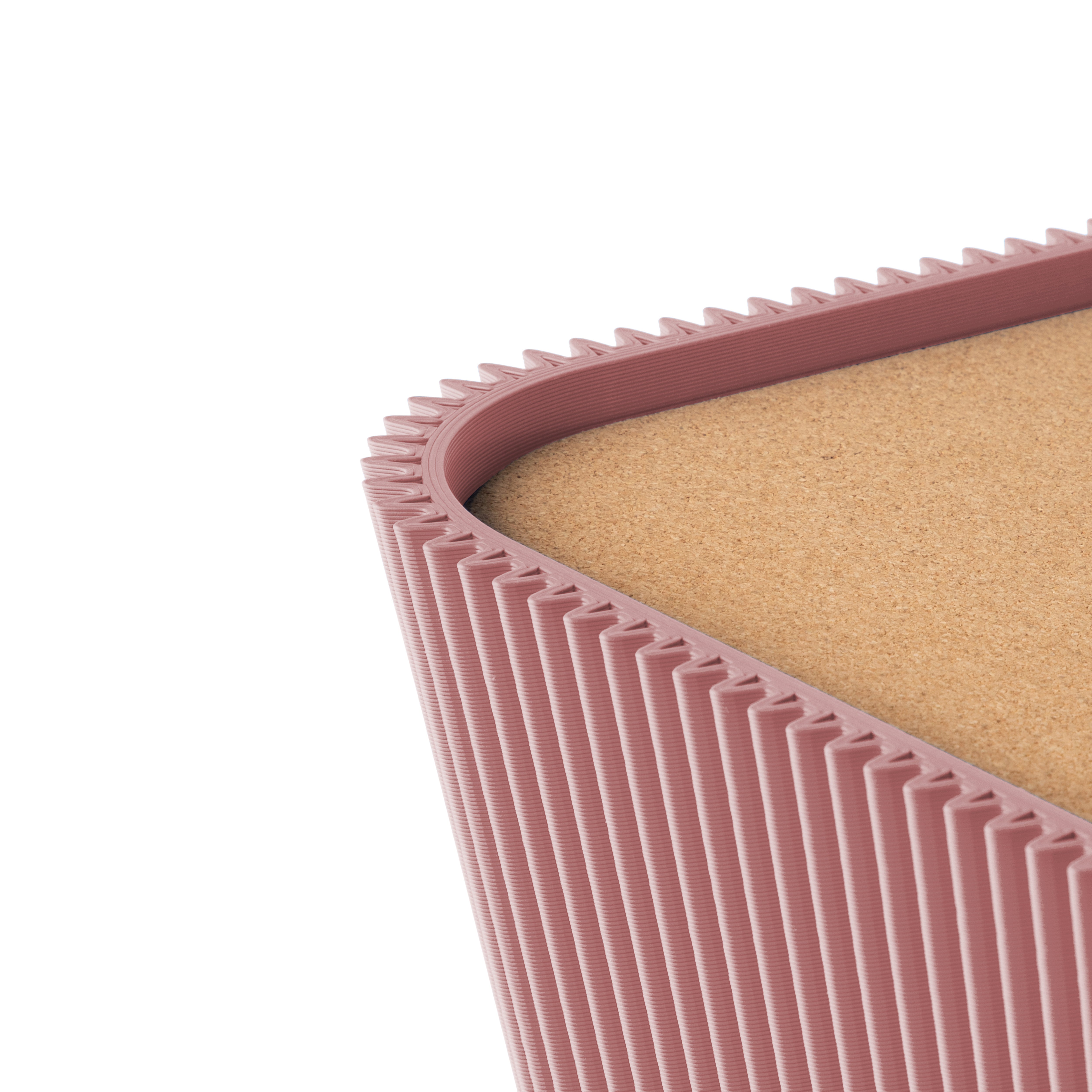 Detail der geriffelten Ecke und Korkoberfläche vom Beistelltisch Pyramide in terracotta #farbe_terracotta