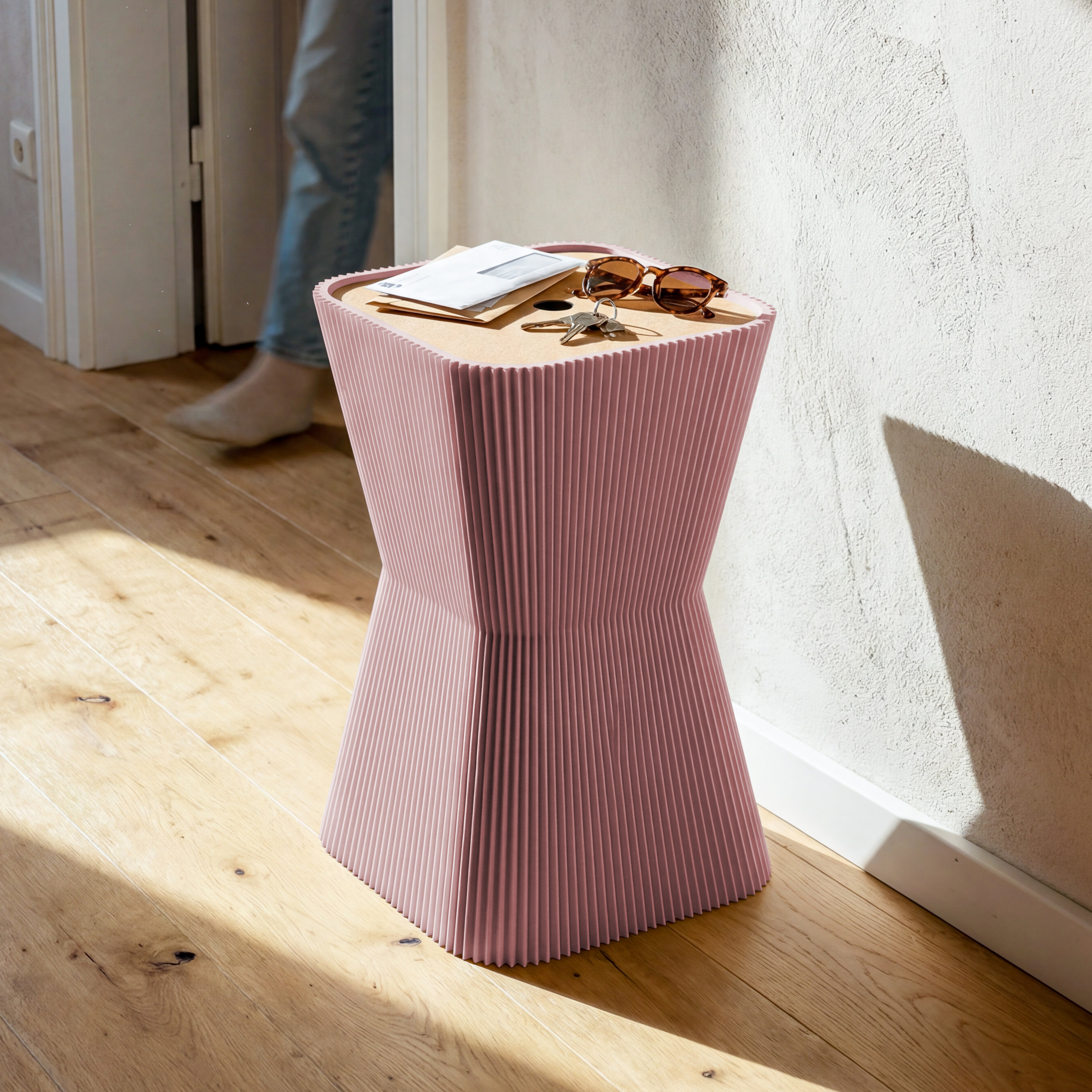 Beistelltisch Pyramide in terracotta im Flur mit Schlüssel, Post und Sonnenbrille auf dem Korkdeckel #farbe_terracotta
