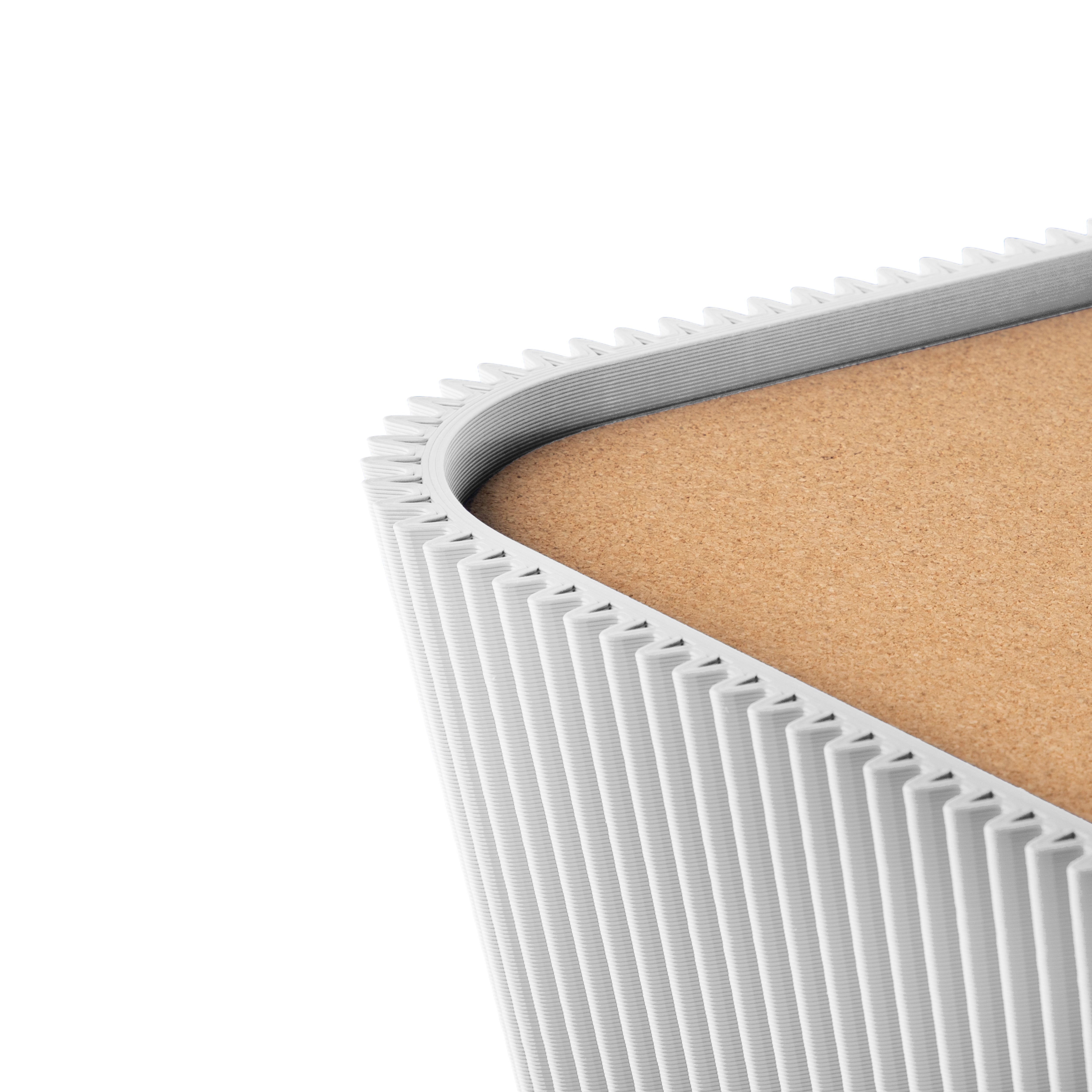 Detail der geriffelten Ecke und Korkoberfläche vom Beistelltisch Pyramide in weiß #farbe_weiß