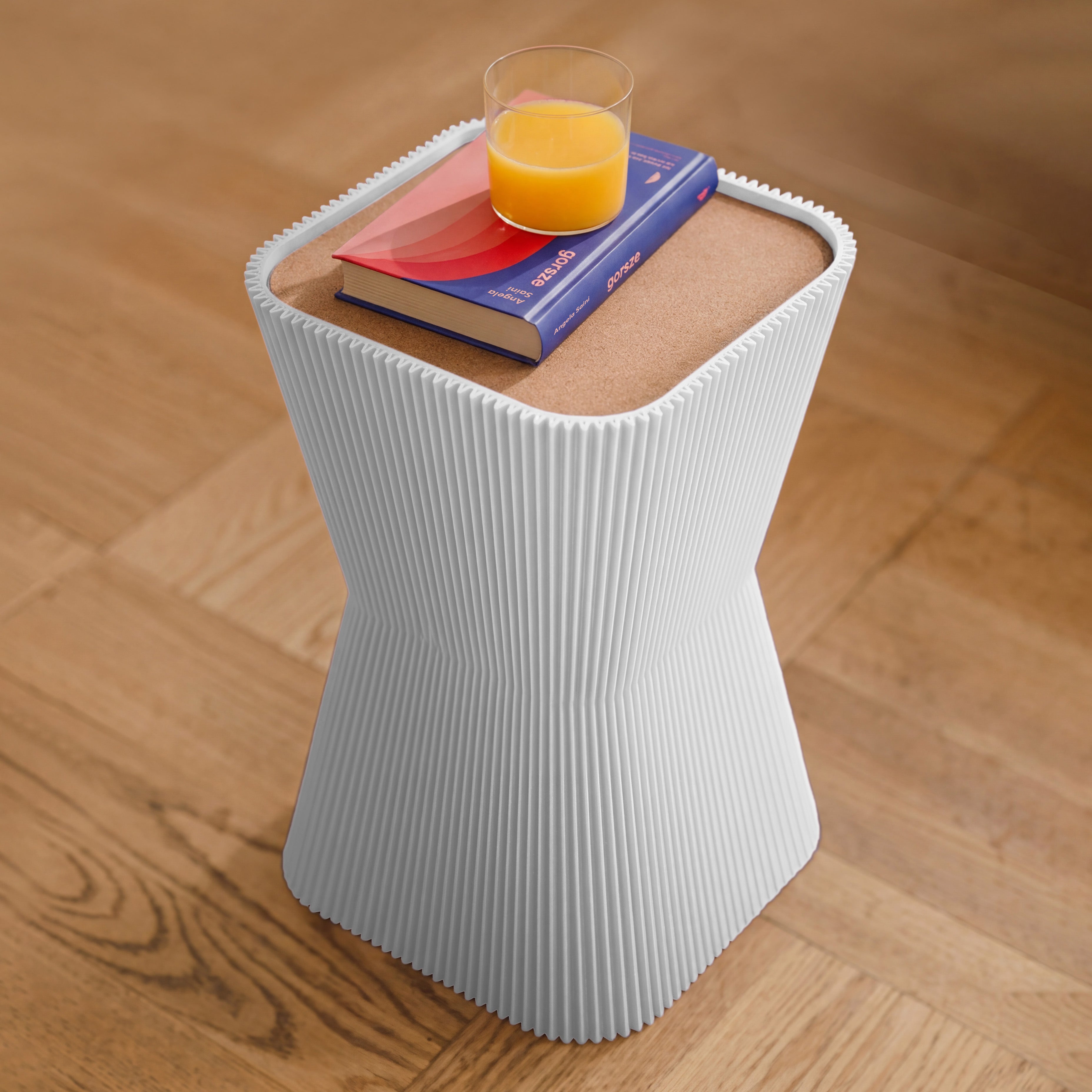 Beistelltisch Pyramide in weiß aus dem 3D Druck mit Buch und Orangensaft auf dem Korkdeckel #farbe_weiß