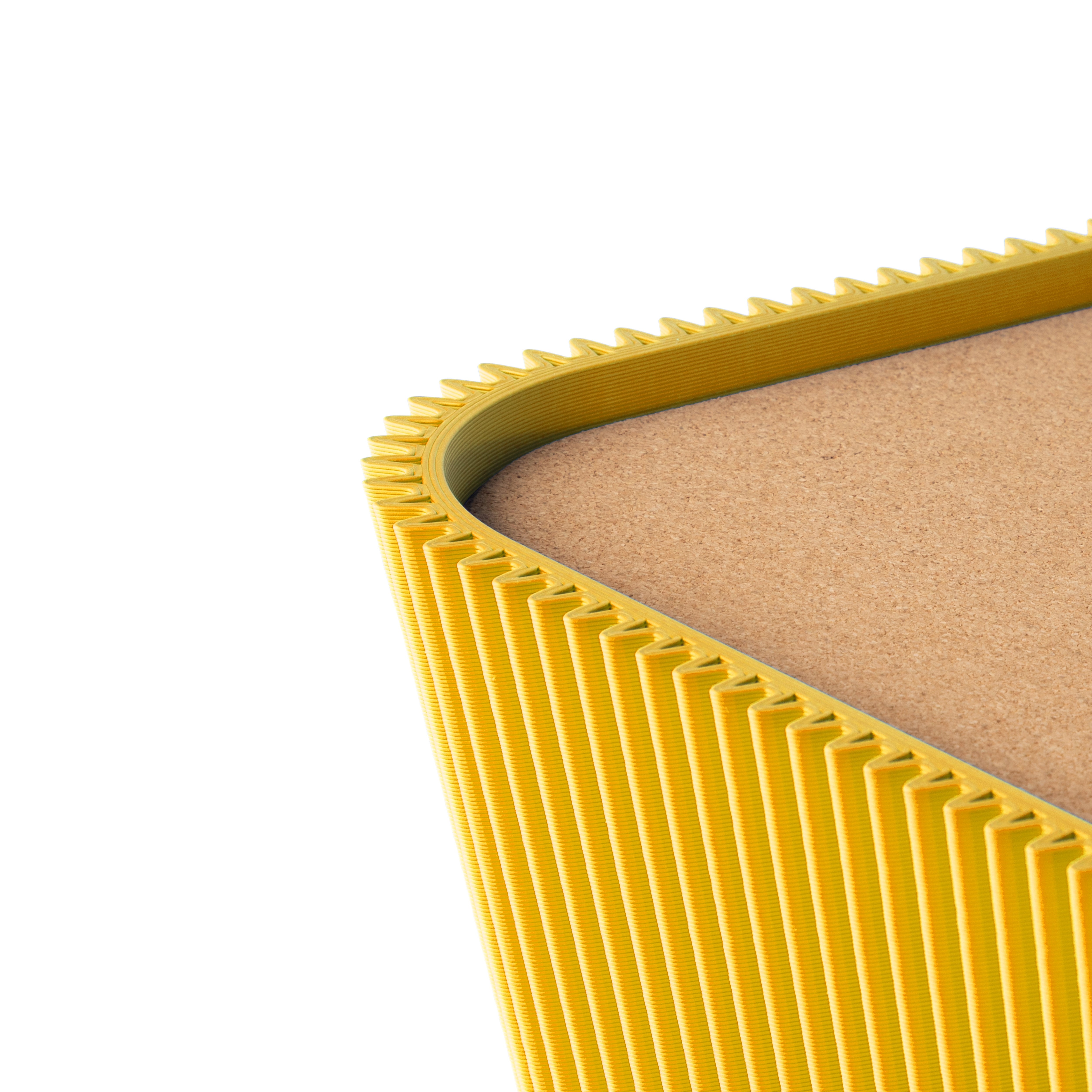 Detail der geriffelten Ecke und Korkoberfläche vom Beistelltisch Pyramide in senfgelb #farbe_senfgelb