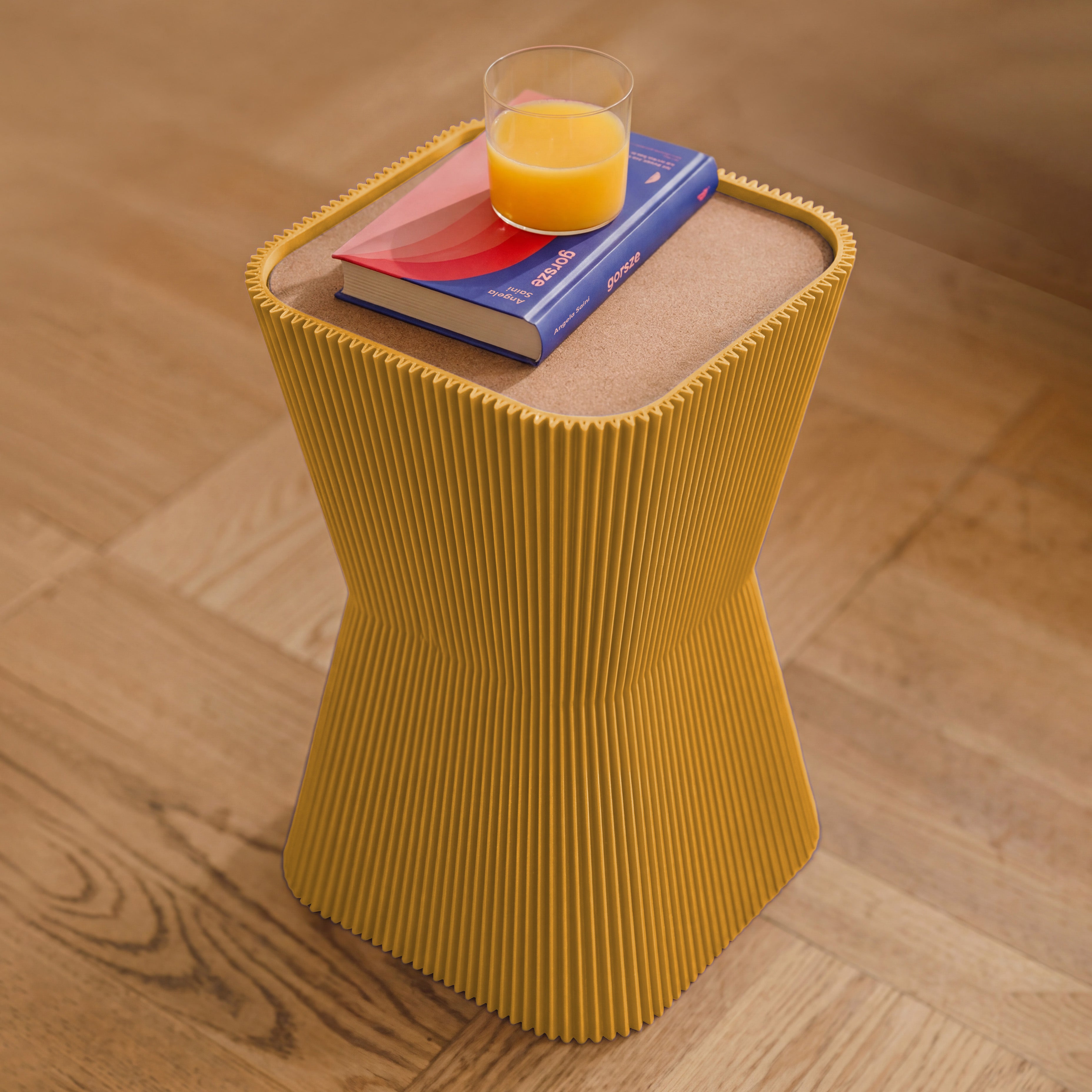 Beistelltisch Pyramide in senfgelb aus dem 3D Druck mit Buch und Orangensaft auf dem Korkdeckel #farbe_senfgelb