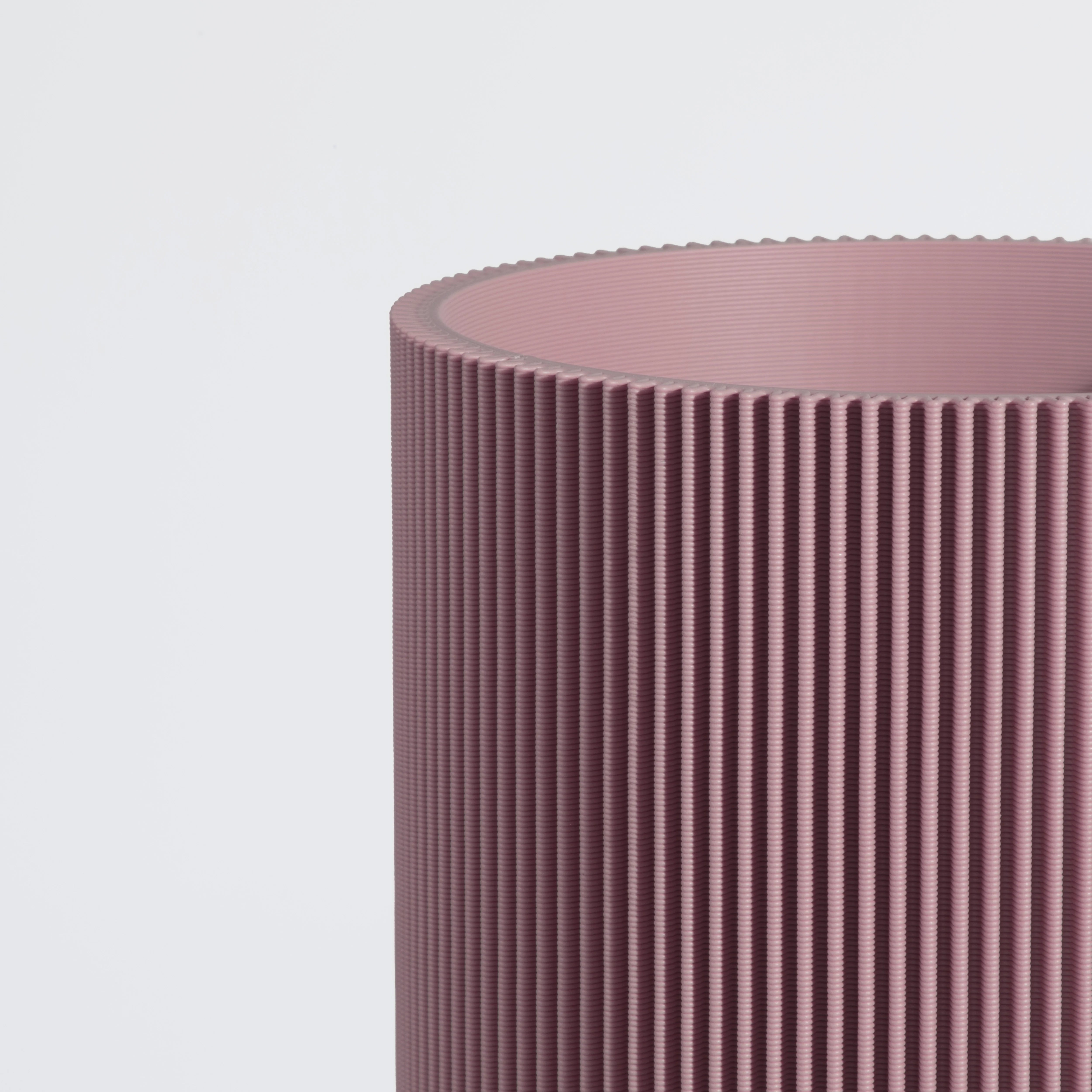Vase GERADE aus 3D Druck mit feiner Rillenstruktur in Nahaufnahme #farbe_aschlila