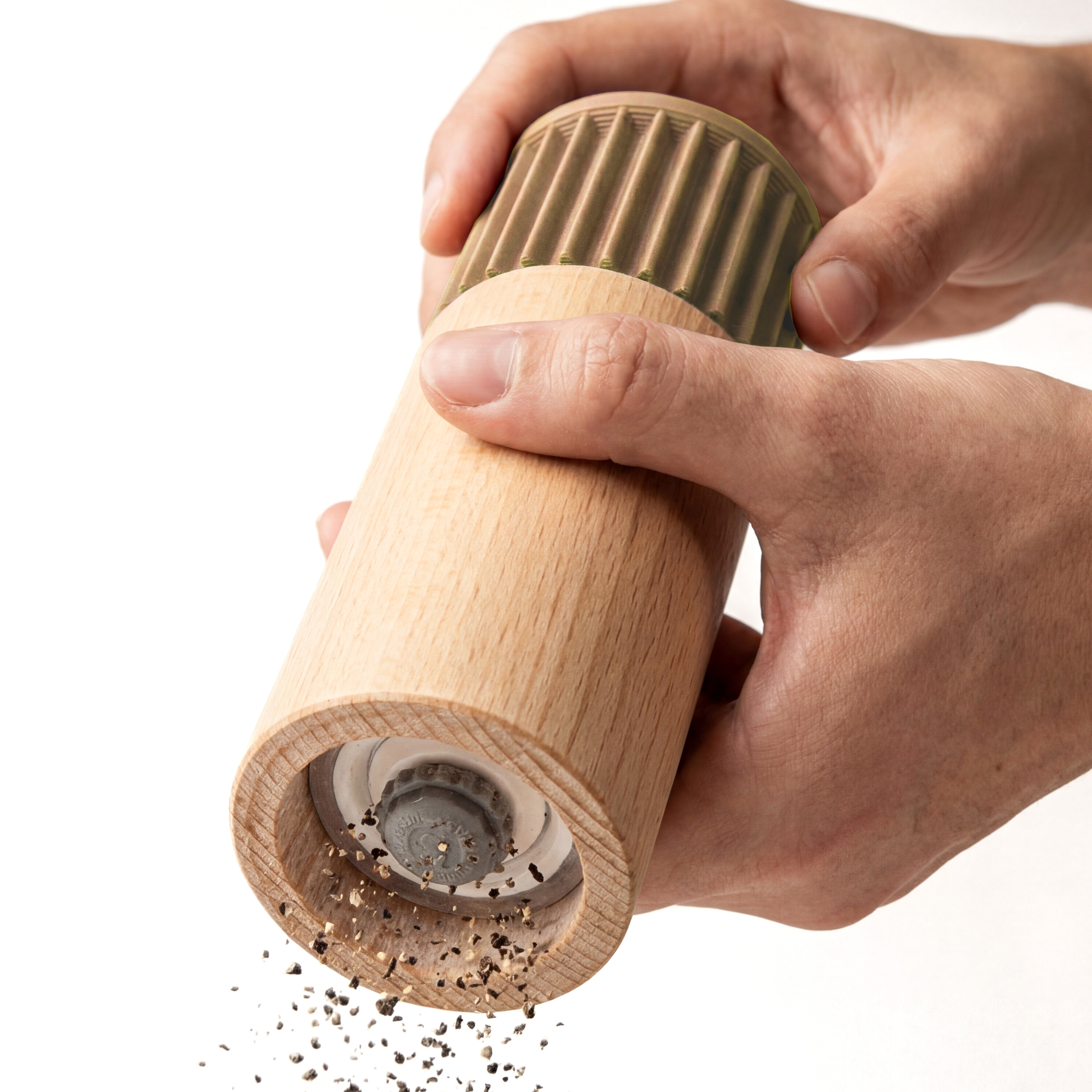 Hände mahlen Pfeffer mit der Gewürzmühle Prise in beige aus Buchenholz vor weißem Grund #farbe_beige