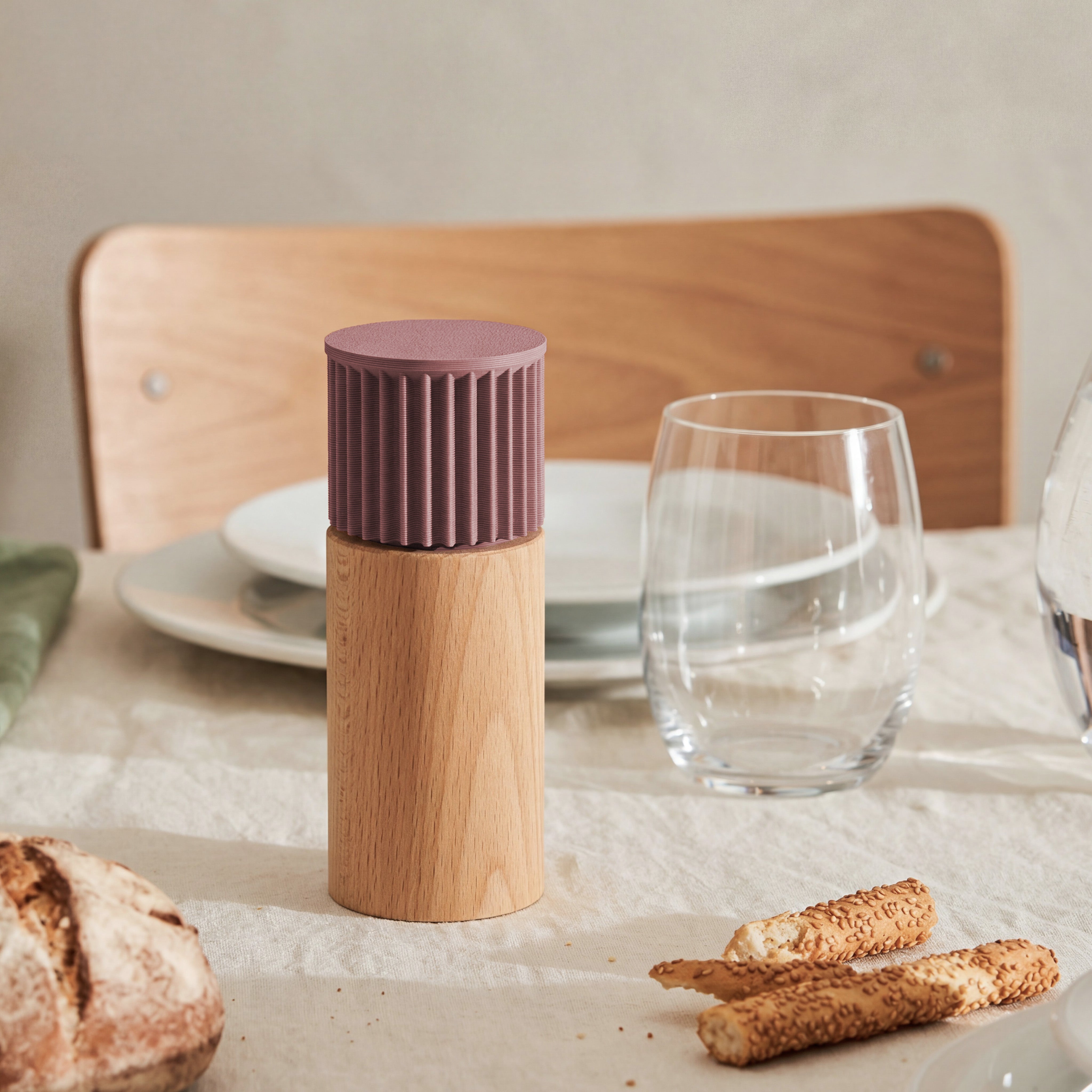 Gewürzmühle Prise in lila aus Buchenholz auf gedecktem Tisch mit Brot und Wasserglas #farbe_aschlila