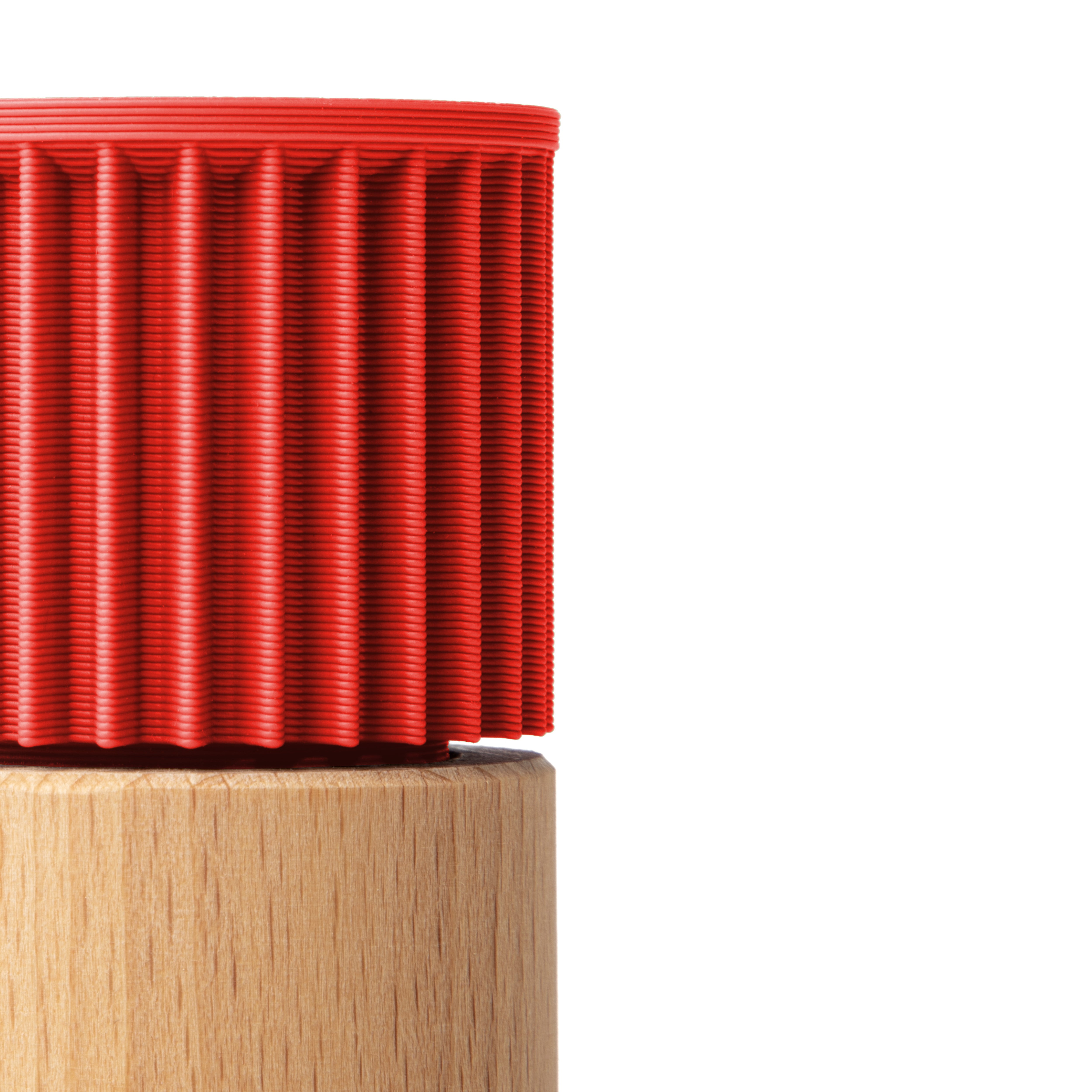Detail der gerippten roter Kappe und des Buchenholz-Korpus der Gewürzmühle Prise #farbe_rot