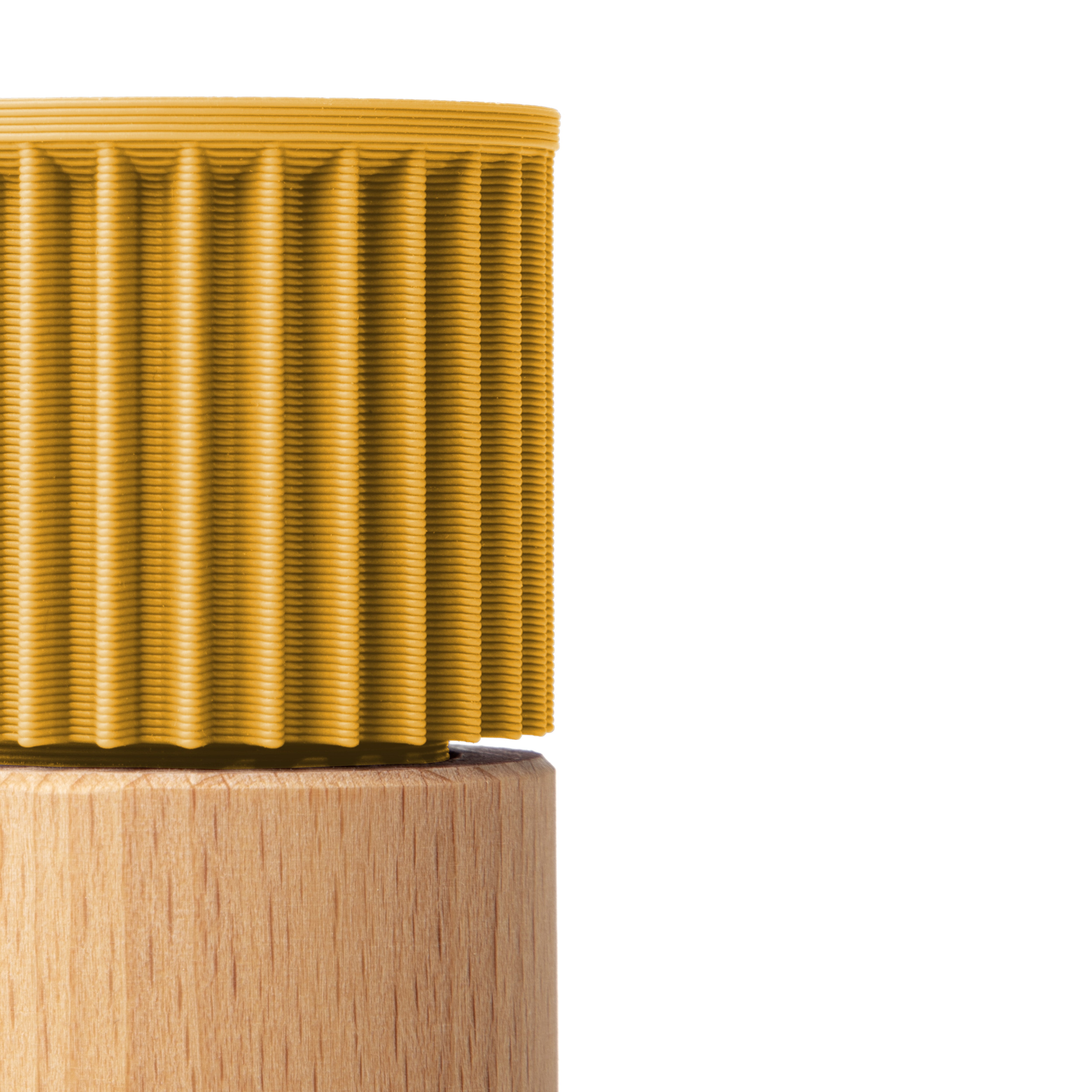 Detail der gerippten senfgelber Kappe und des Buchenholz-Korpus der Gewürzmühle Prise #farbe_senfgelb