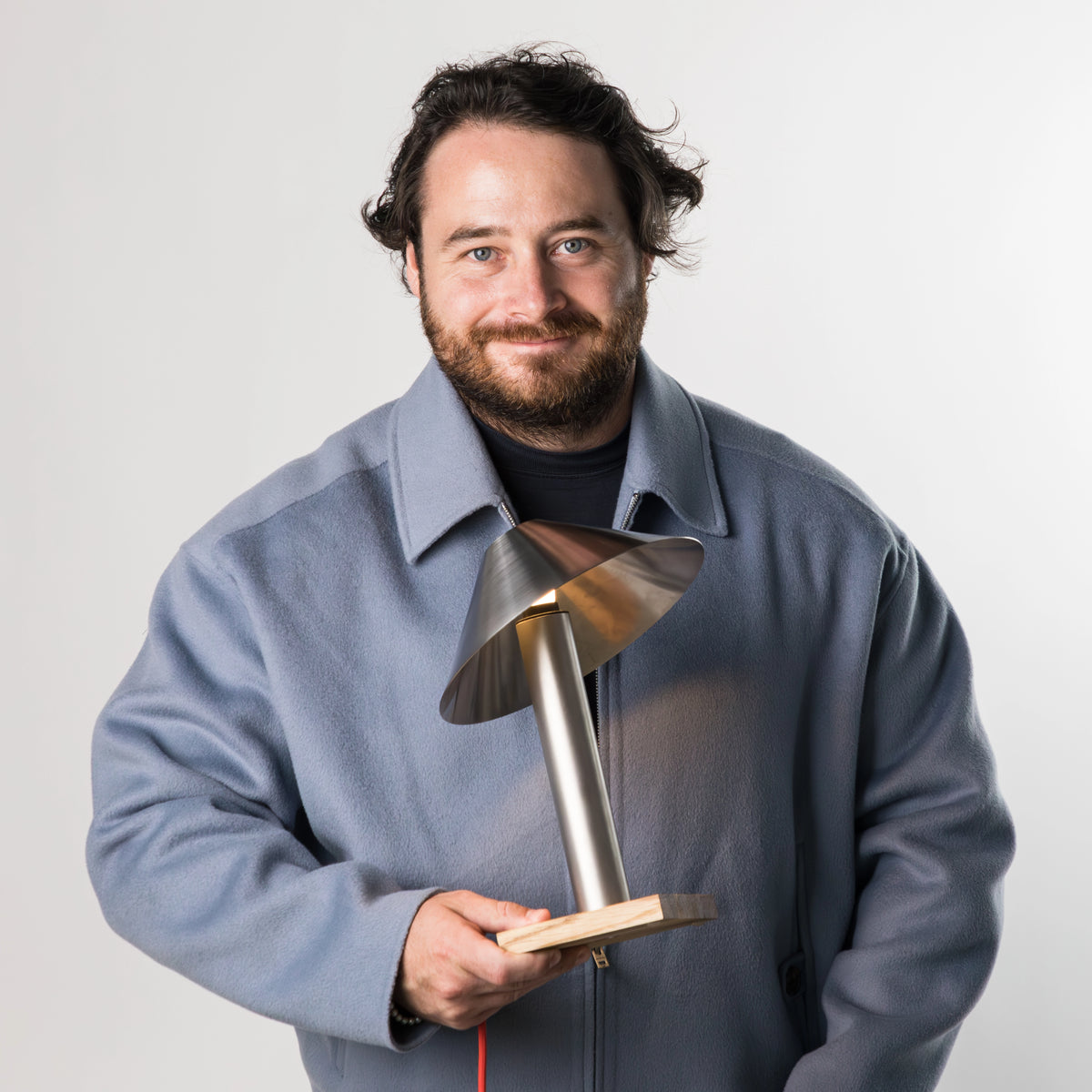 Mensch mit Tischleuchte in der Hand 