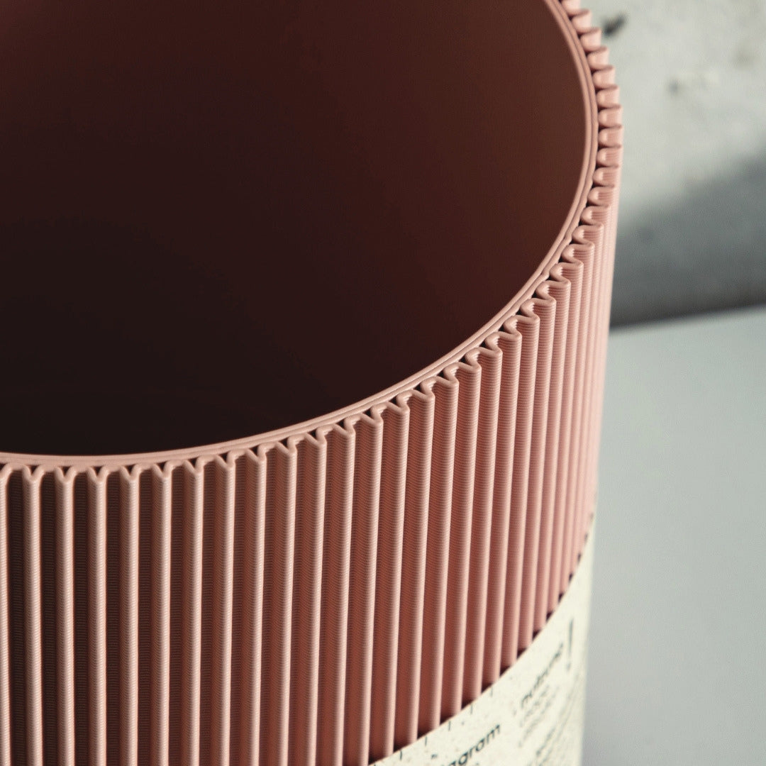 Detail der gerippten Struktur des Blumentopfs Gerade in altrosa aus dem 3D Druck #farbe_terracotta