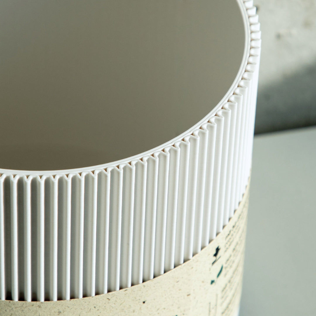 Detail der gerippten Struktur des Blumentopfs Gerade in weiß aus dem 3D Druck #farbe_weiss